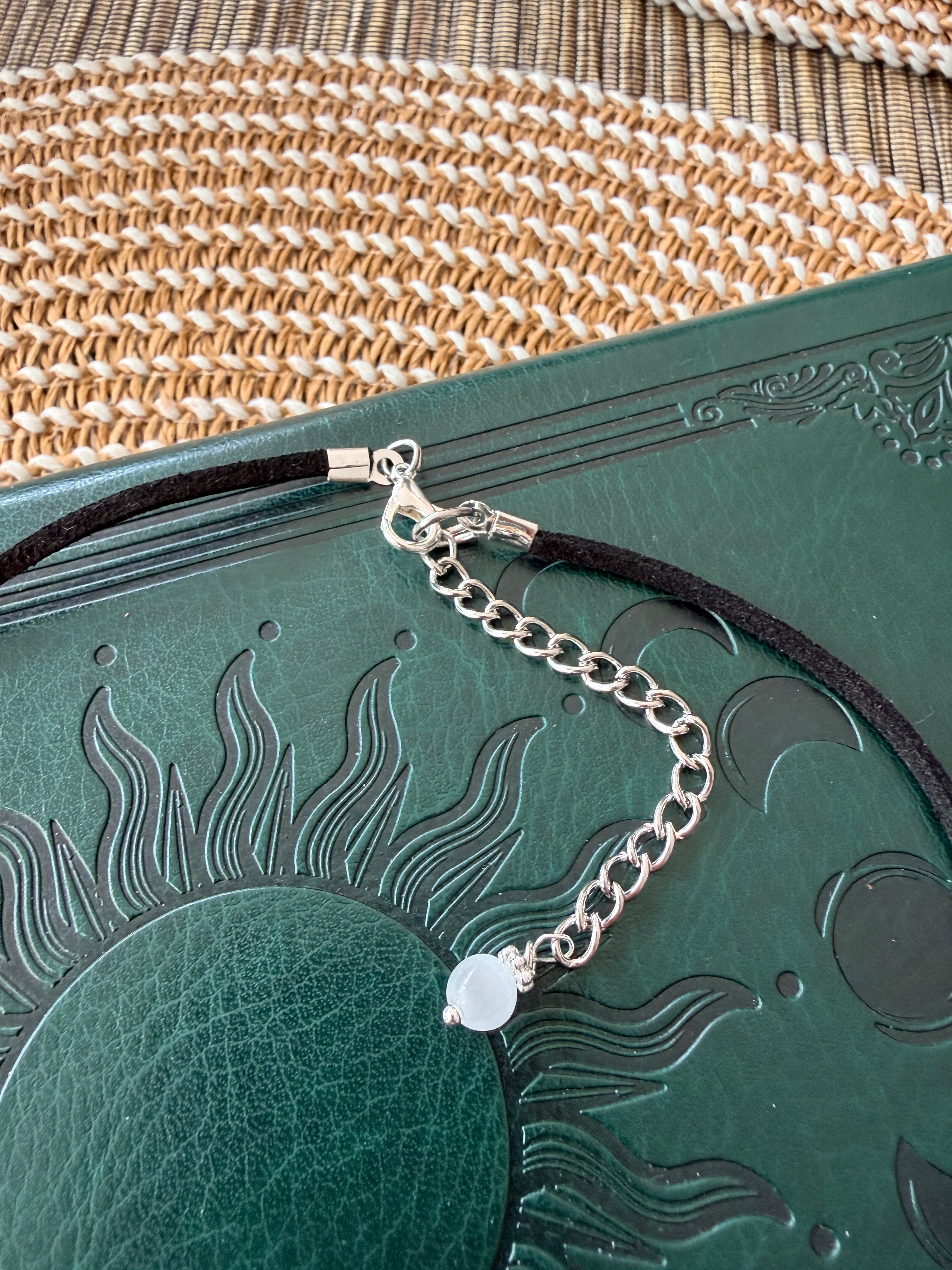 Choker Boho Słońce, Czarny Rzemyk Eco Zamsz, Naszyjnik Symboliczny Słońce, Biżuteria Mistyczna, Styl Boho Gothic