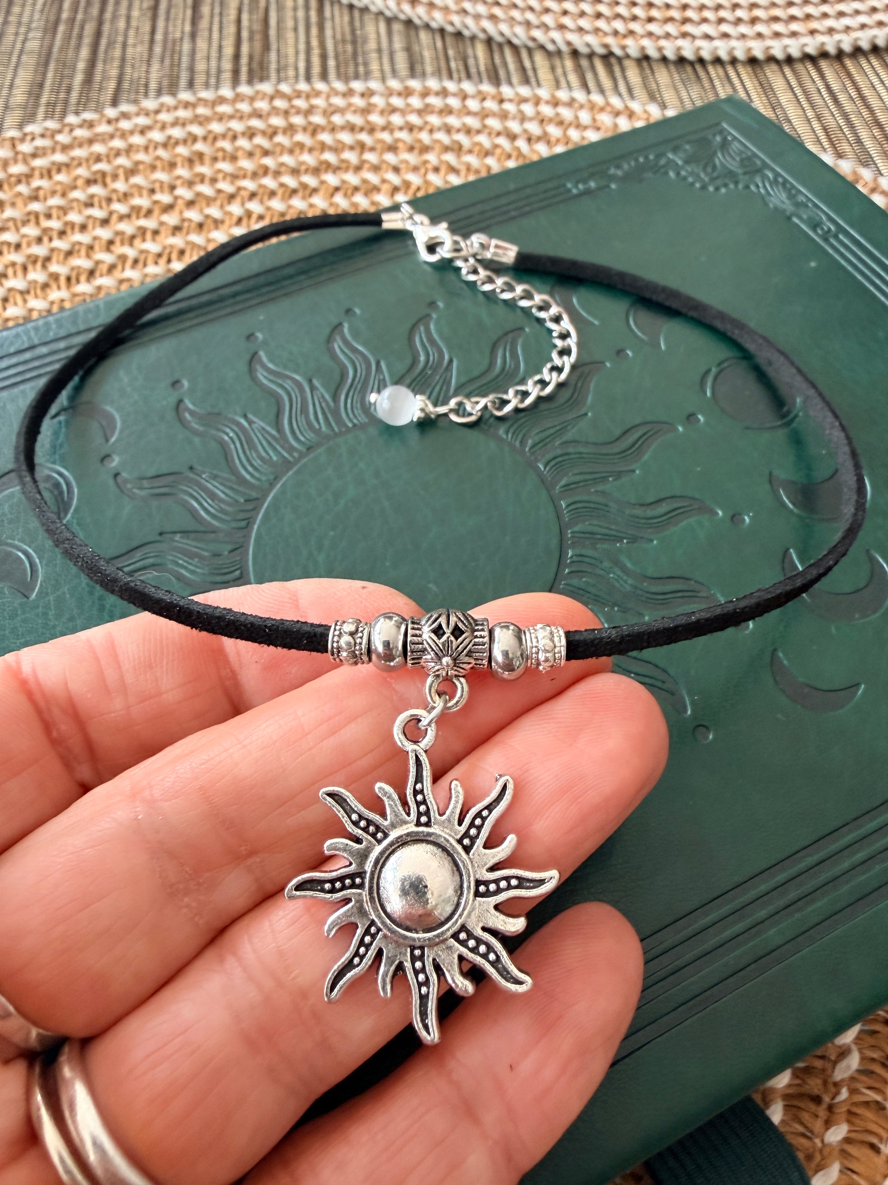 Choker Boho Słońce, Czarny Rzemyk Eco Zamsz, Naszyjnik Symboliczny Słońce, Biżuteria Mistyczna, Styl Boho Gothic