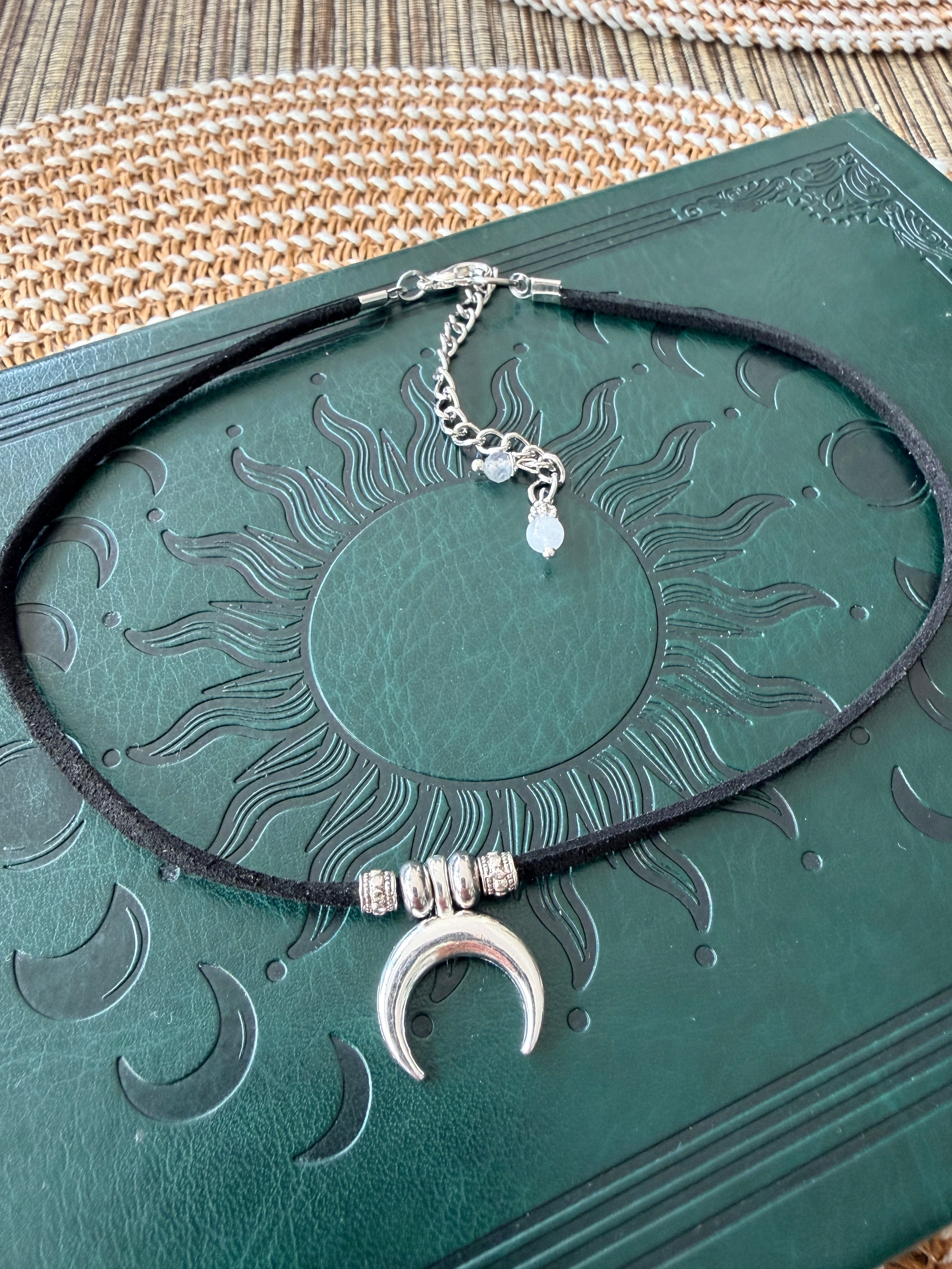 Choker Boho Lunula, Czarny Rzemyk Eco Zamsz, Naszyjnik Księżyc, Biżuteria Mistyczna, Symbol Kobiecej Energii