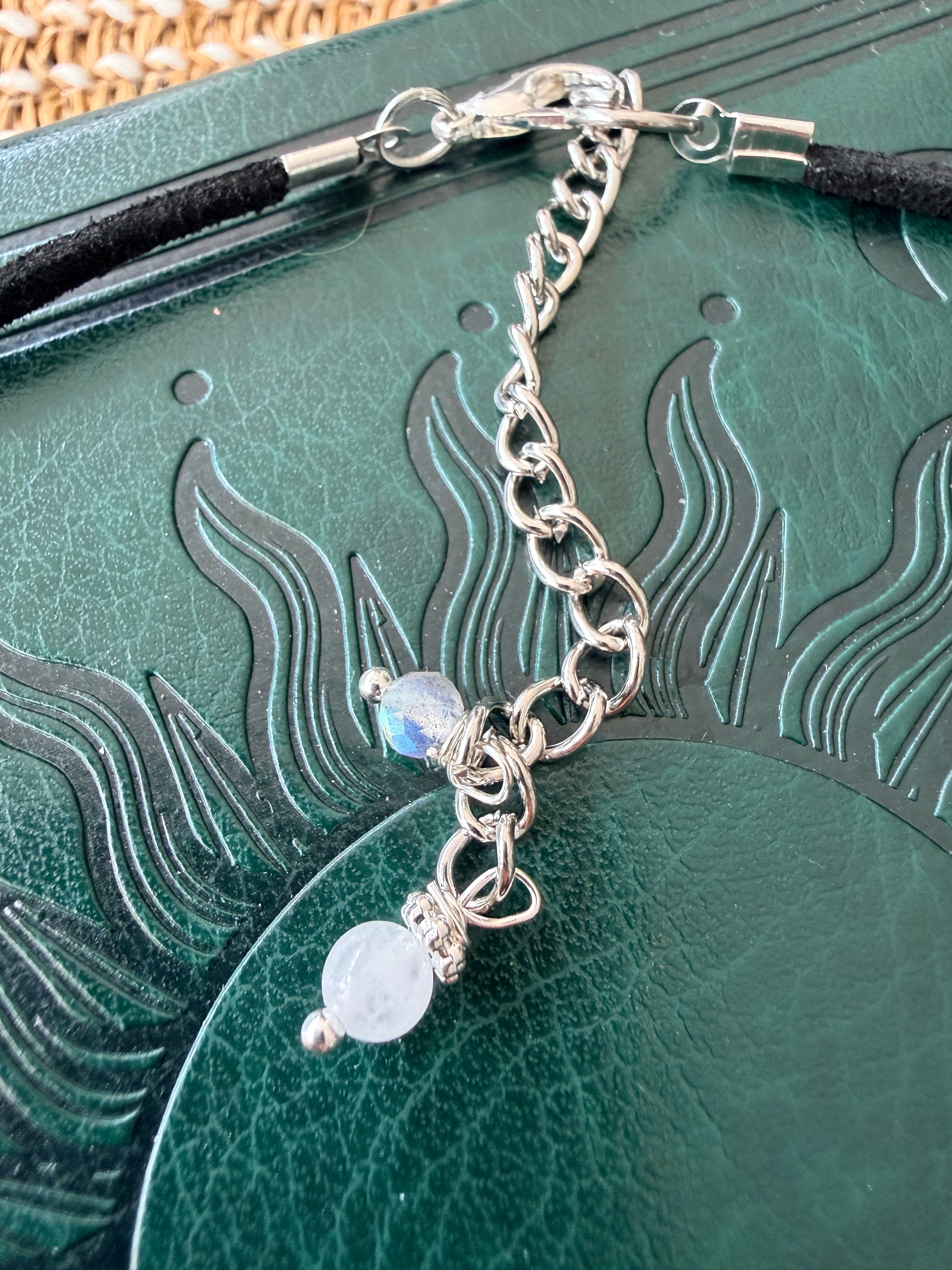 Choker Boho Lunula, Czarny Rzemyk Eco Zamsz, Naszyjnik Księżyc, Biżuteria Mistyczna, Symbol Kobiecej Energii