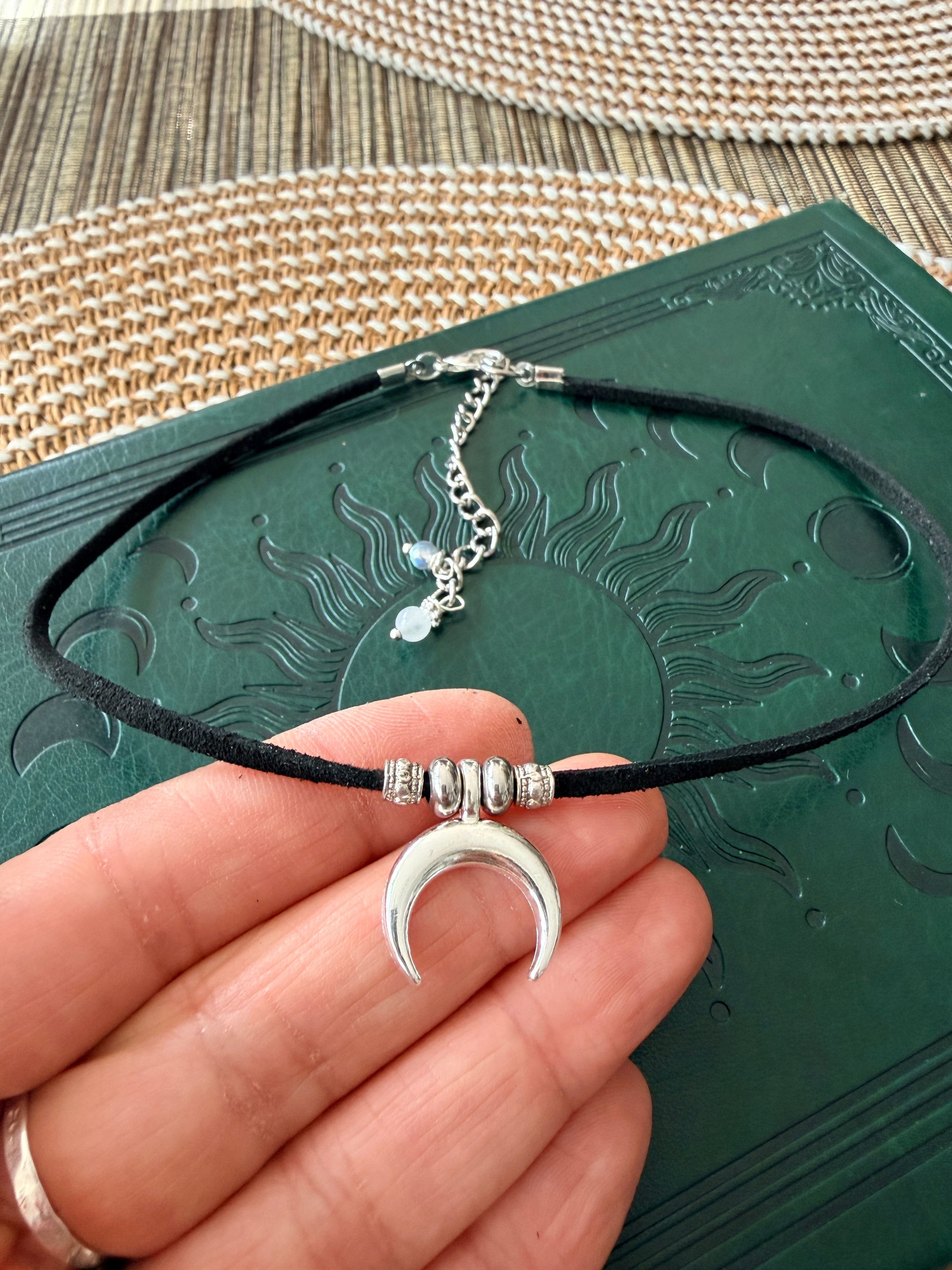Choker Boho Lunula, Czarny Rzemyk Eco Zamsz, Naszyjnik Księżyc, Biżuteria Mistyczna, Symbol Kobiecej Energii