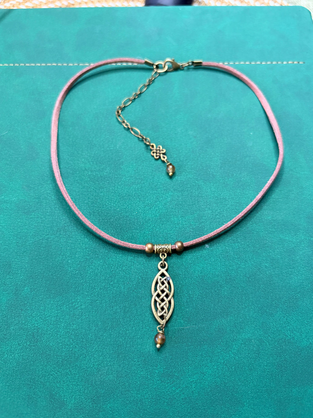 Delikatny choker w stylu boho / vintage z subtelnym motywem celtyckiego węzła.