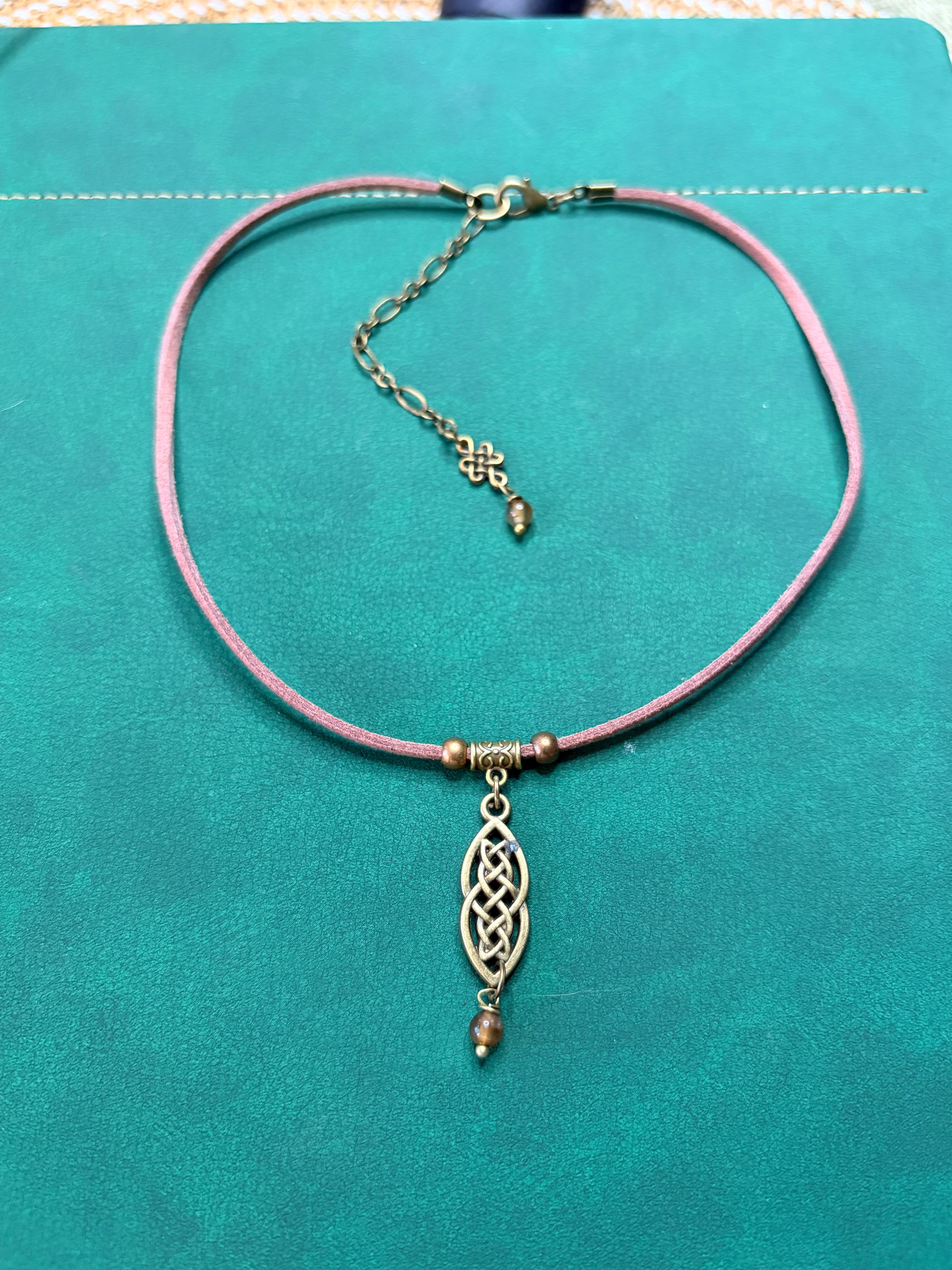 Delikatny choker w stylu boho / vintage z subtelnym motywem celtyckiego węzła.