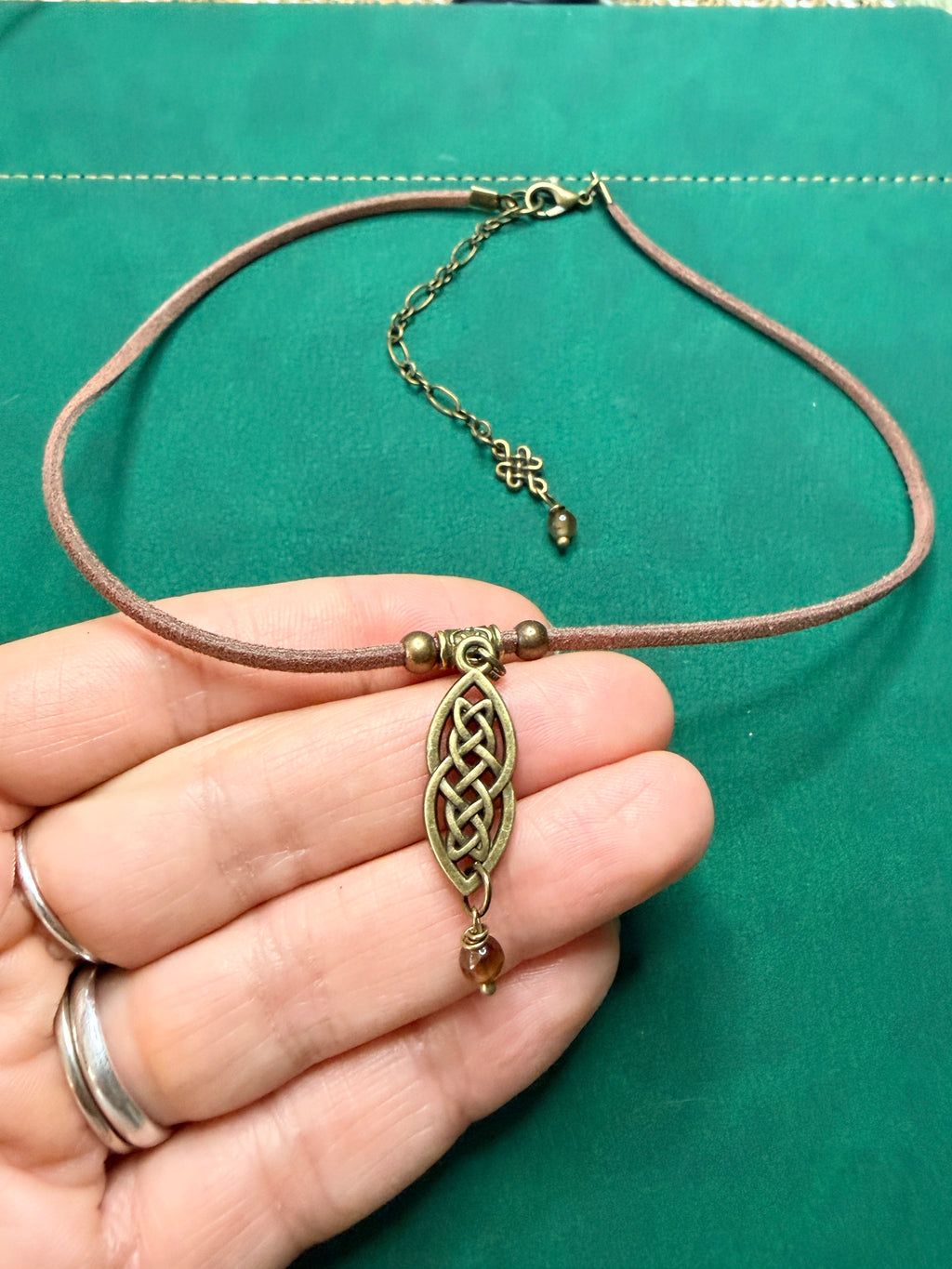 Delikatny choker w stylu boho / vintage z subtelnym motywem celtyckiego węzła.