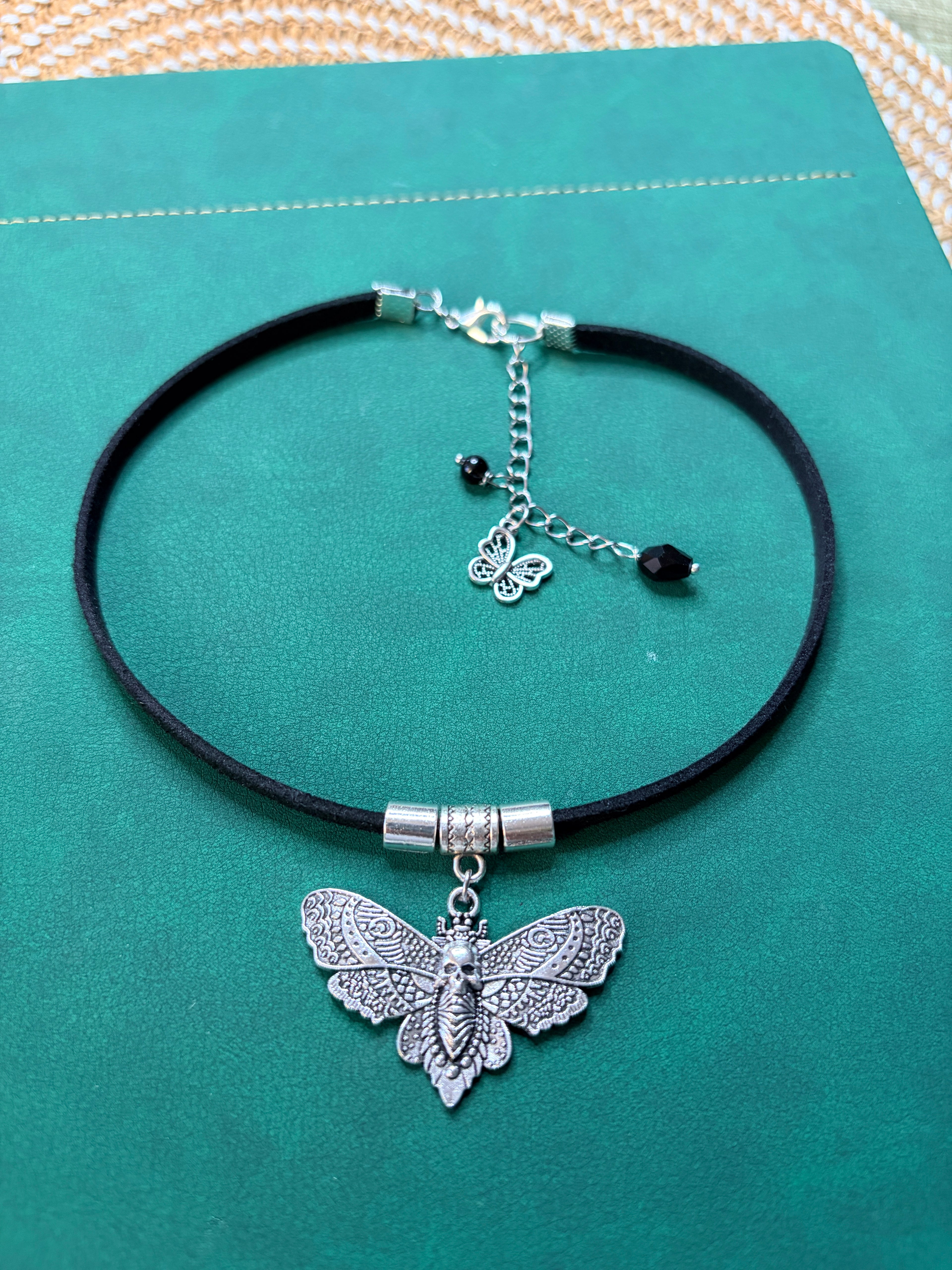Cień Nocy – gothic choker z mistyczną ćmą