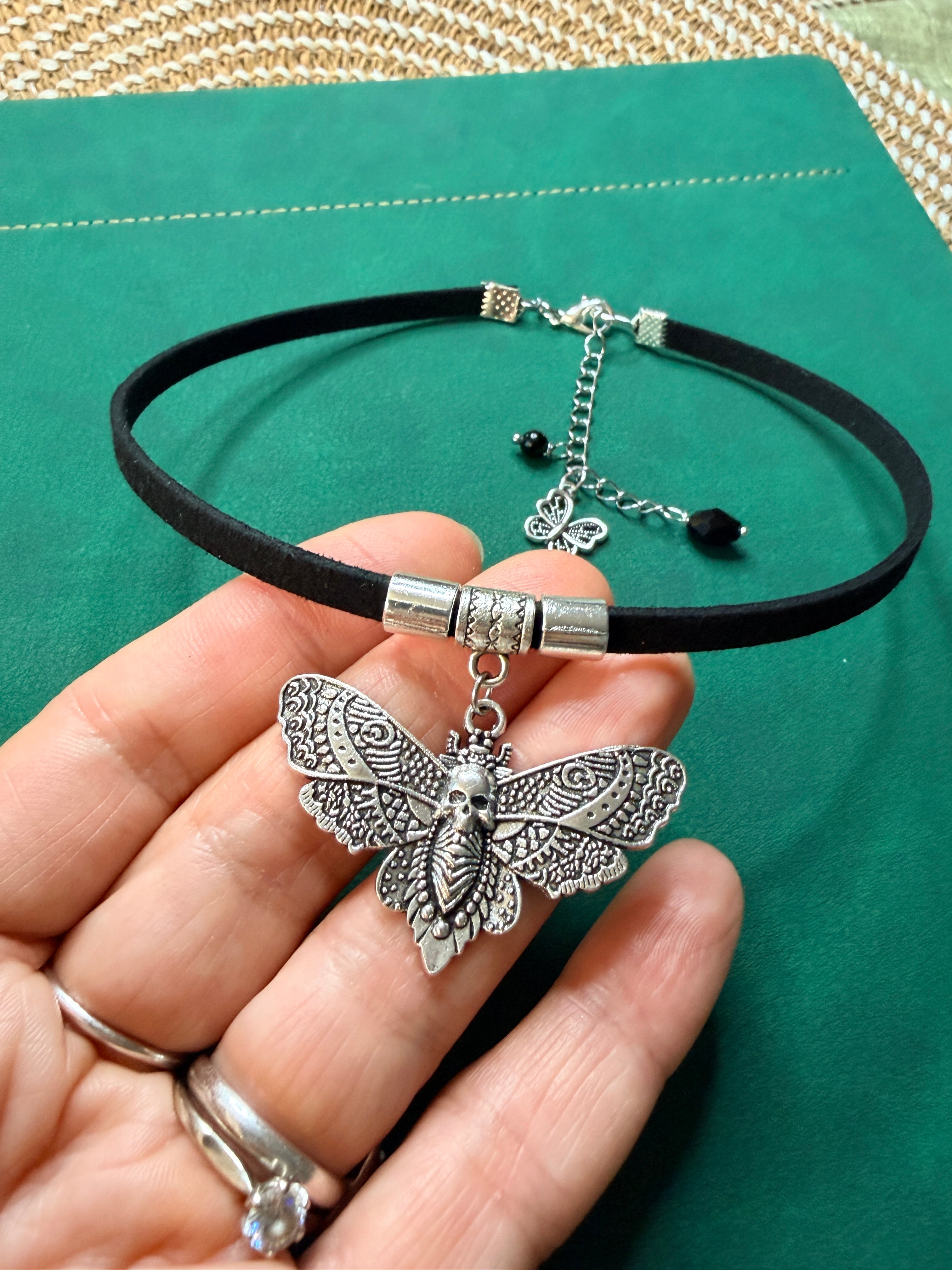 Cień Nocy – gothic choker z mistyczną ćmą
