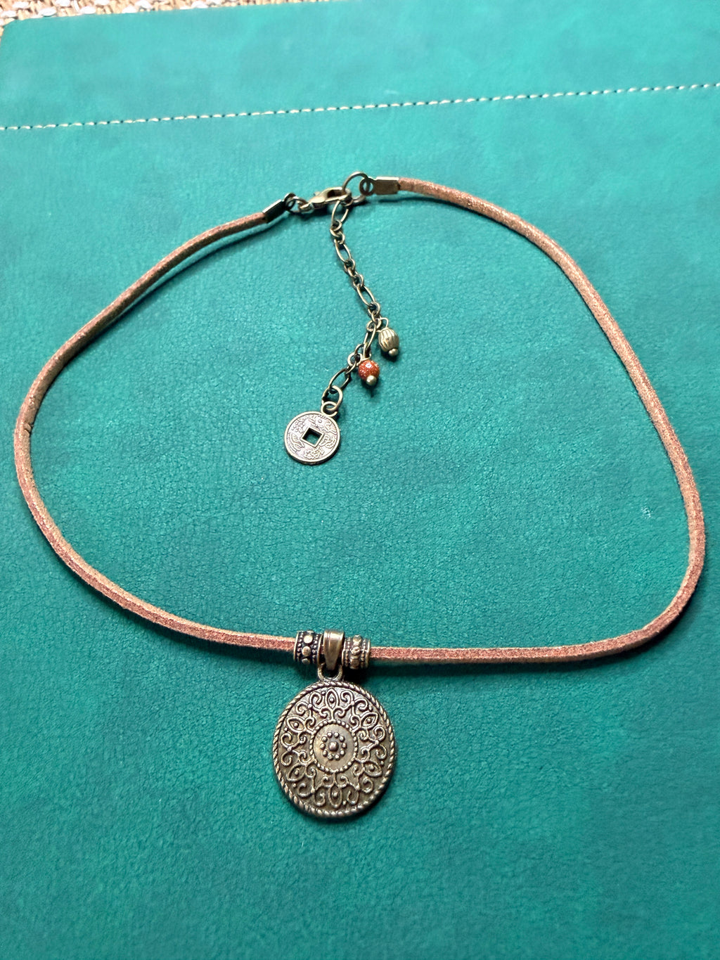 Choker z ornamentową mandalą – symbol harmonii
