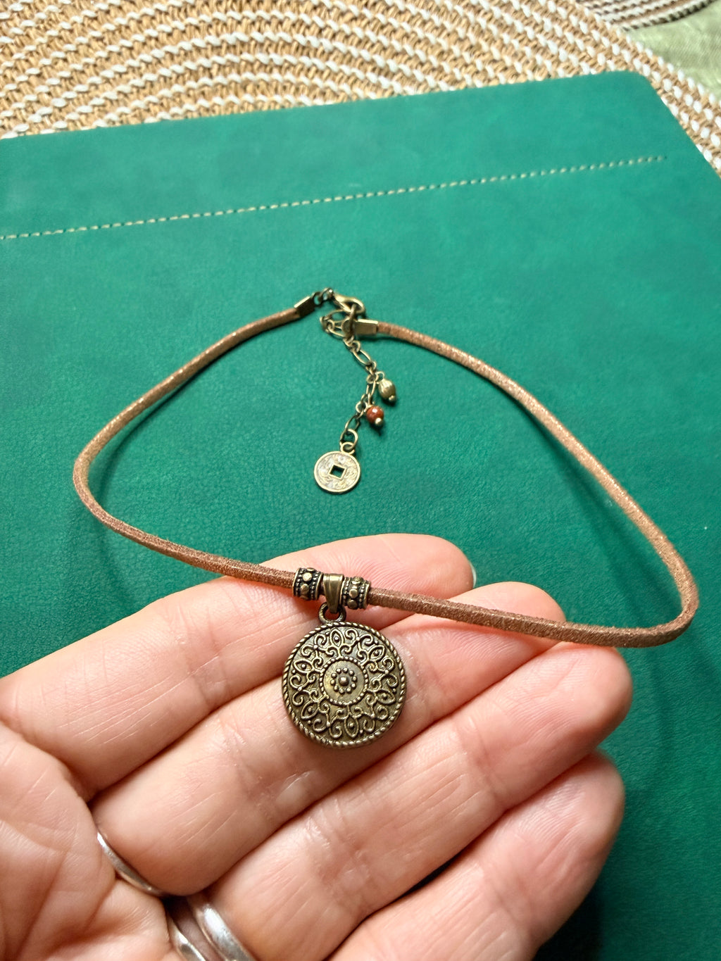 Choker z ornamentową mandalą – symbol harmonii