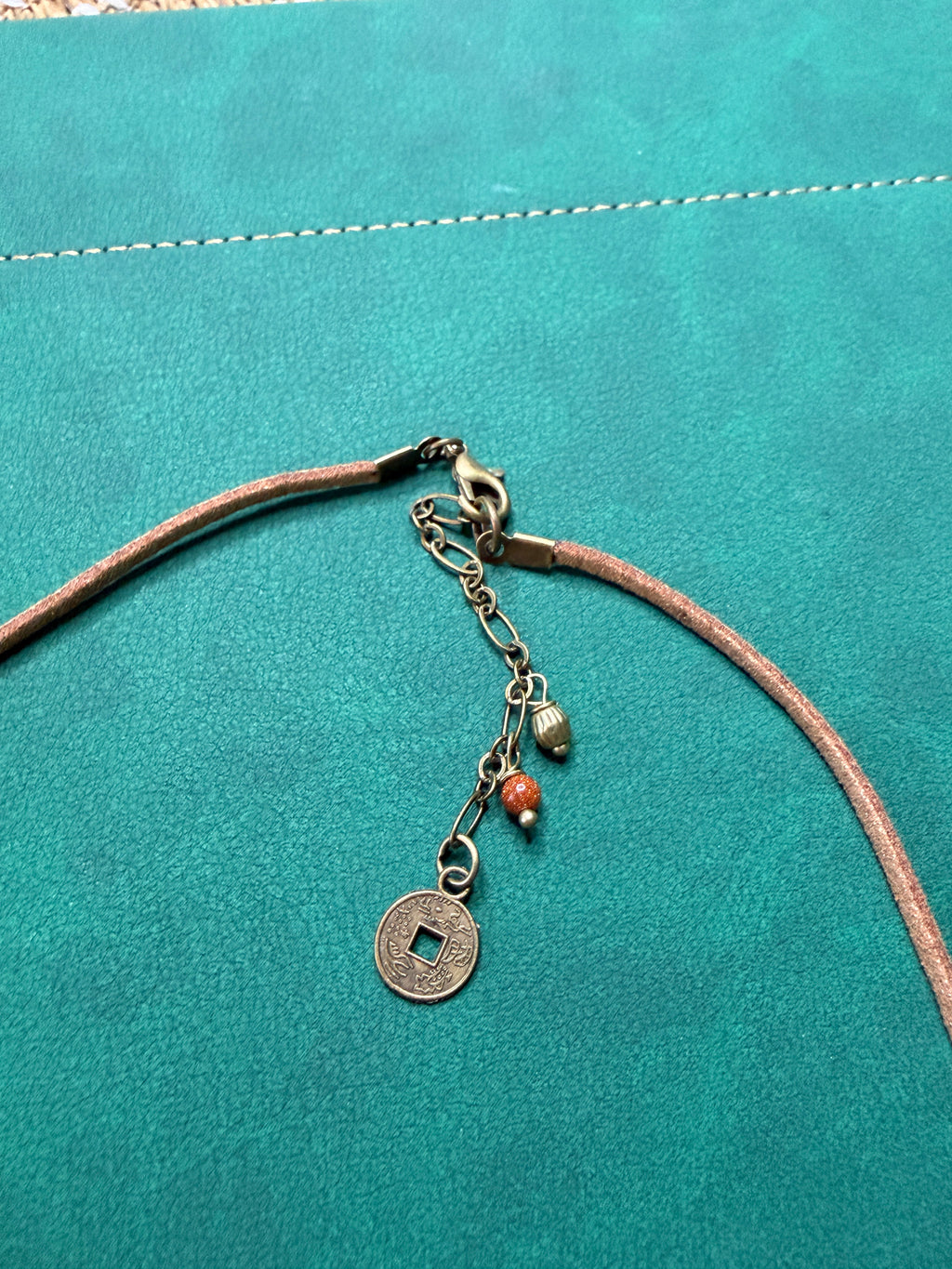 Choker z ornamentową mandalą – symbol harmonii