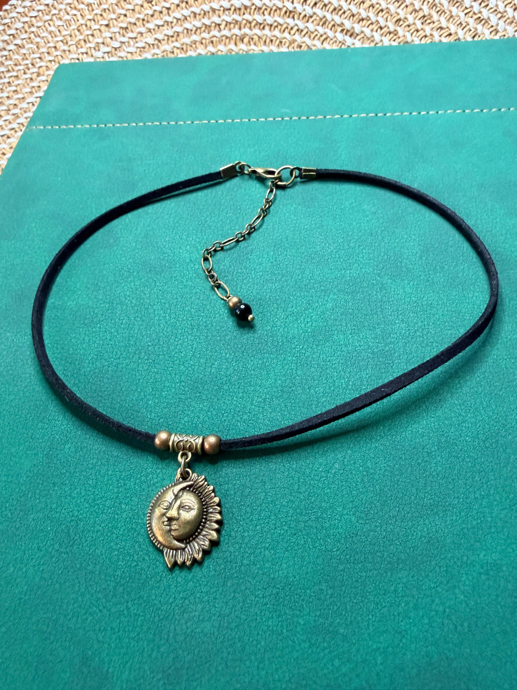 Choker ze słońcem i księżycem – symbol harmonii