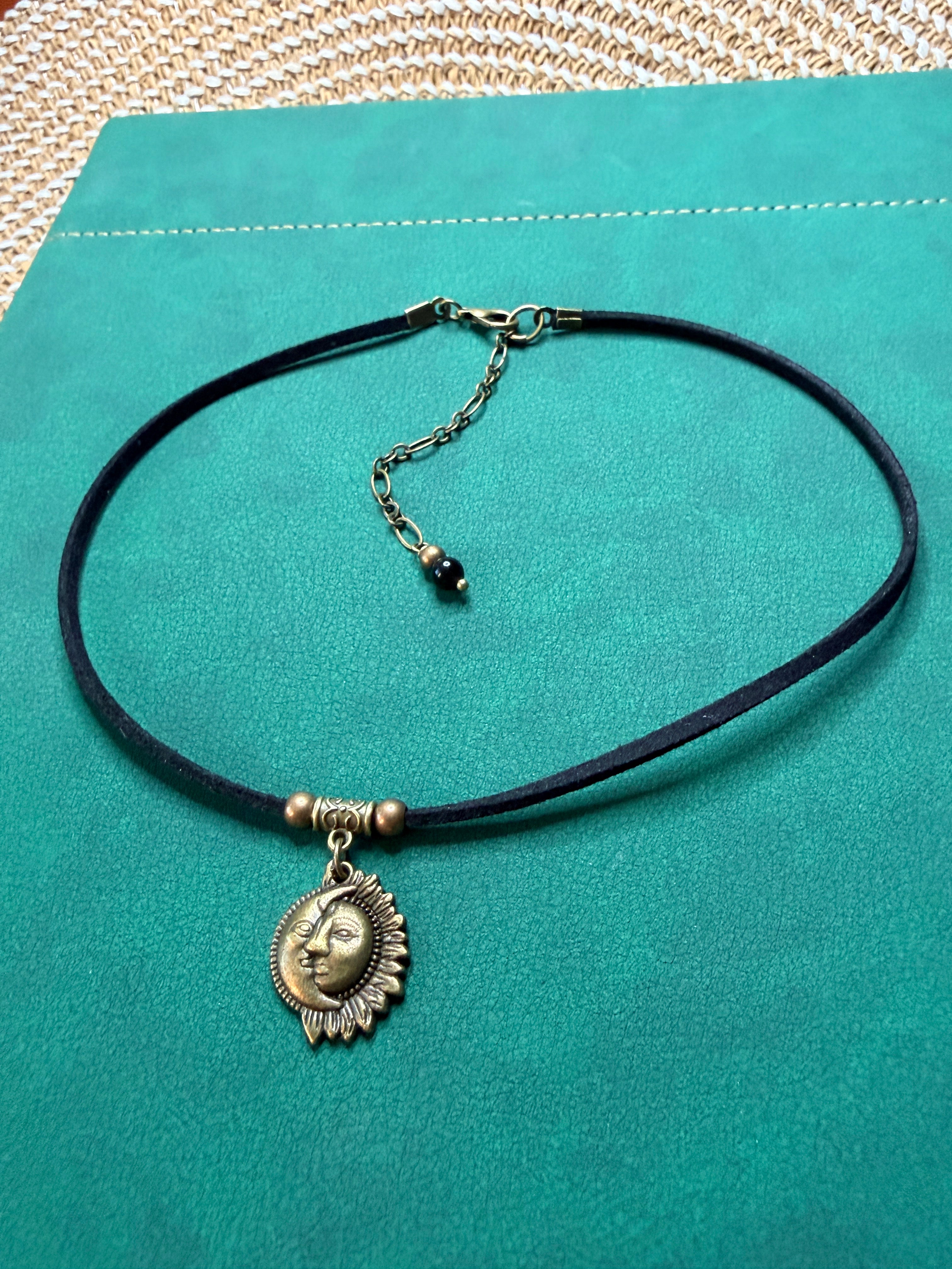 Choker ze słońcem i księżycem – symbol harmonii