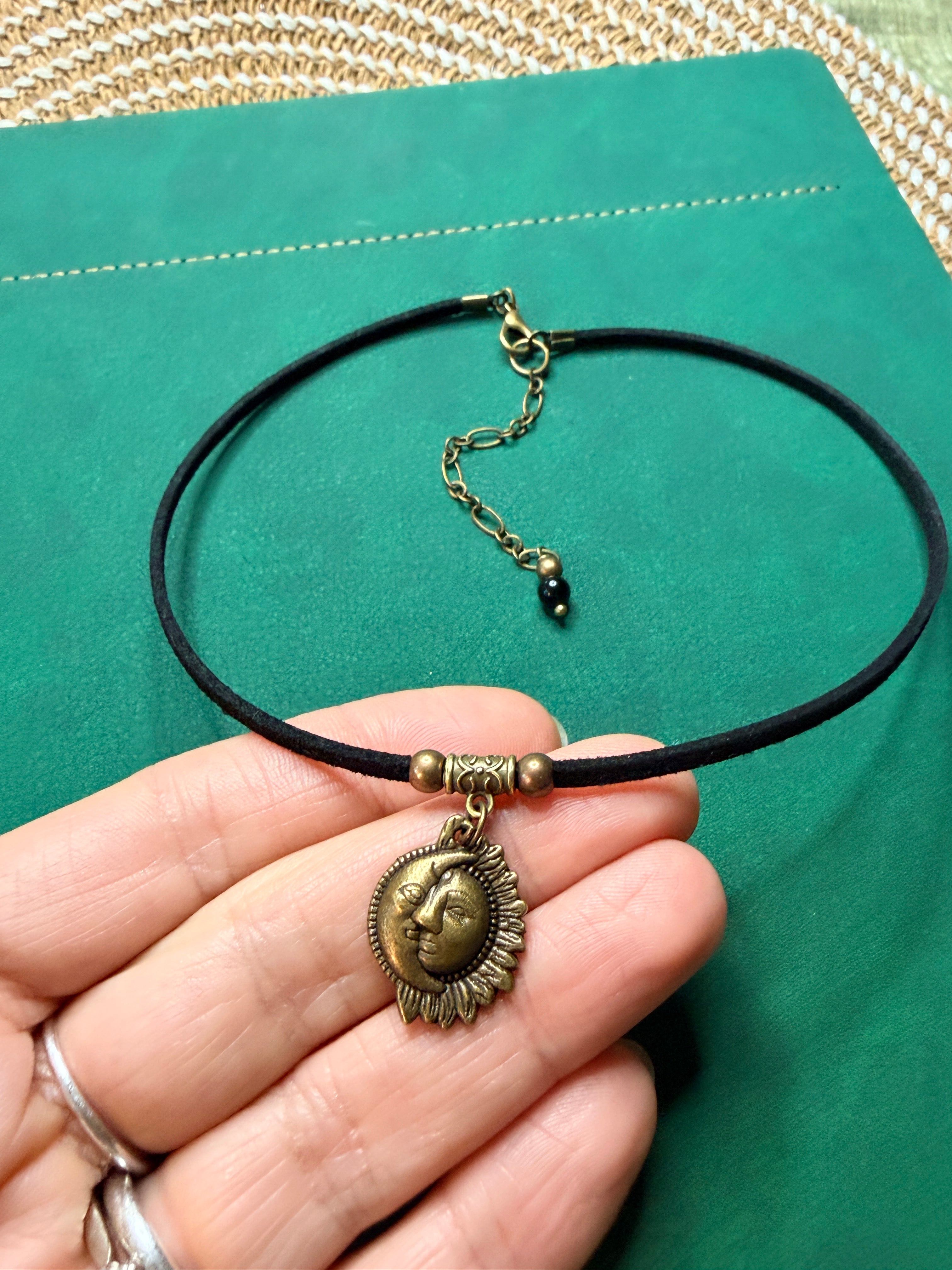 Choker ze słońcem i księżycem – symbol harmonii