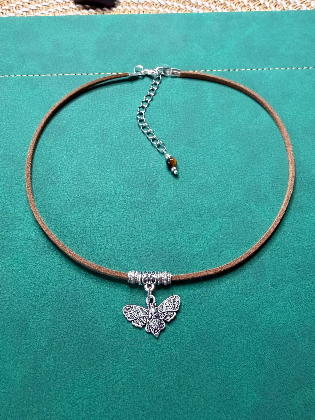 Choker z motylem – symbol przemiany i wolności