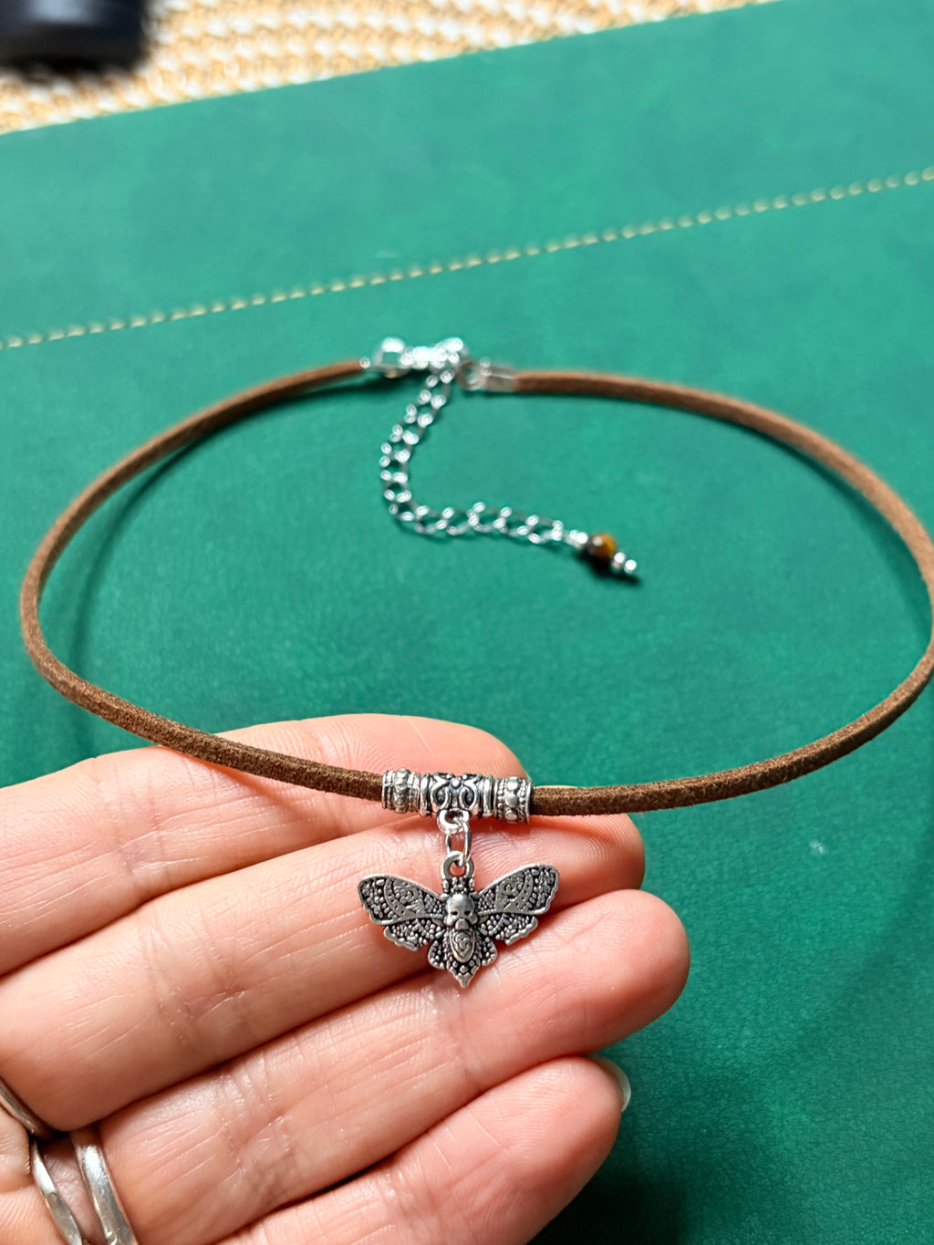 Choker z motylem – symbol przemiany i wolności
