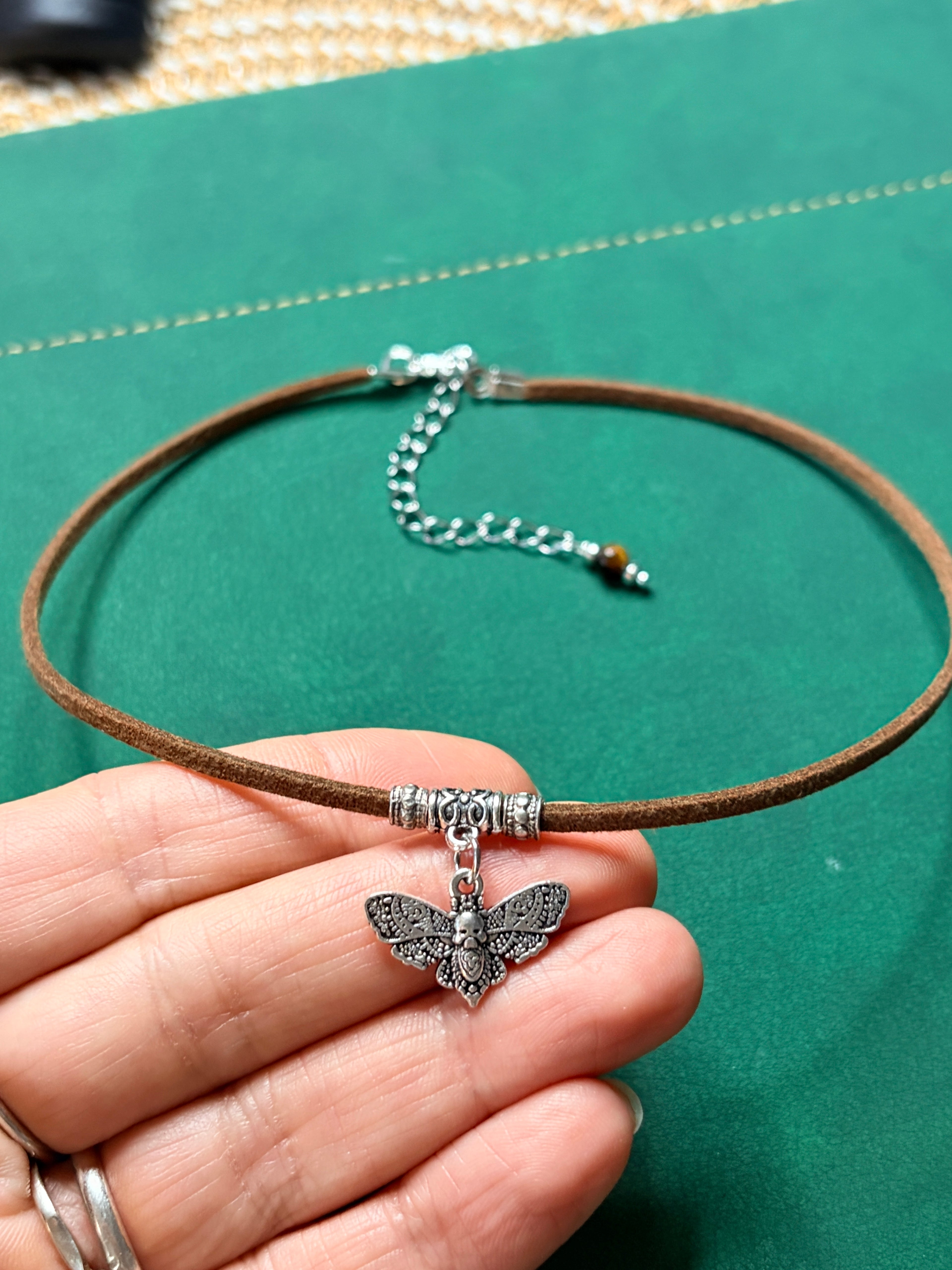 Choker z motylem – symbol przemiany i wolności