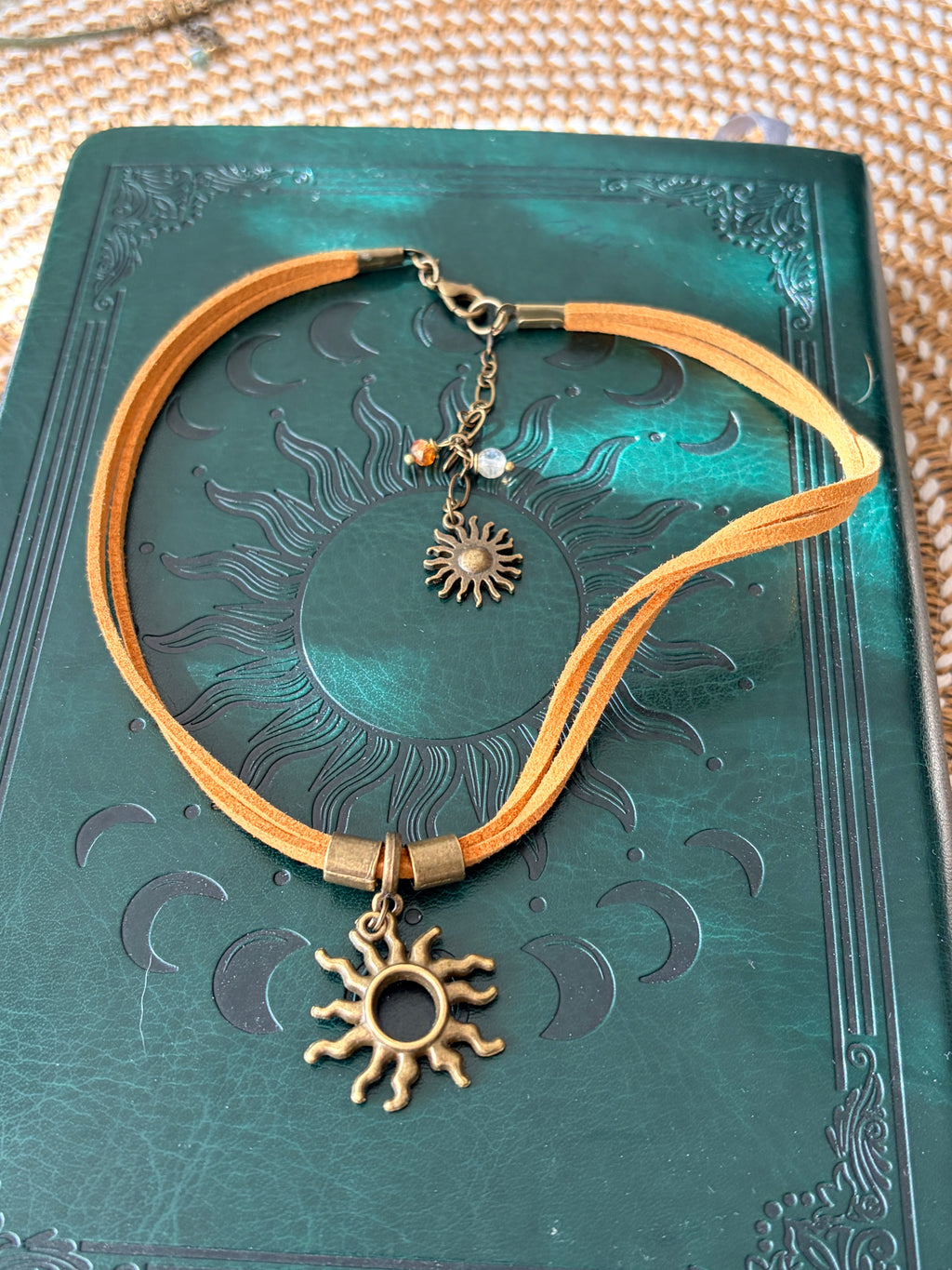 Choker boho ze słońcem i kamieniem w ciepłym odcieniu