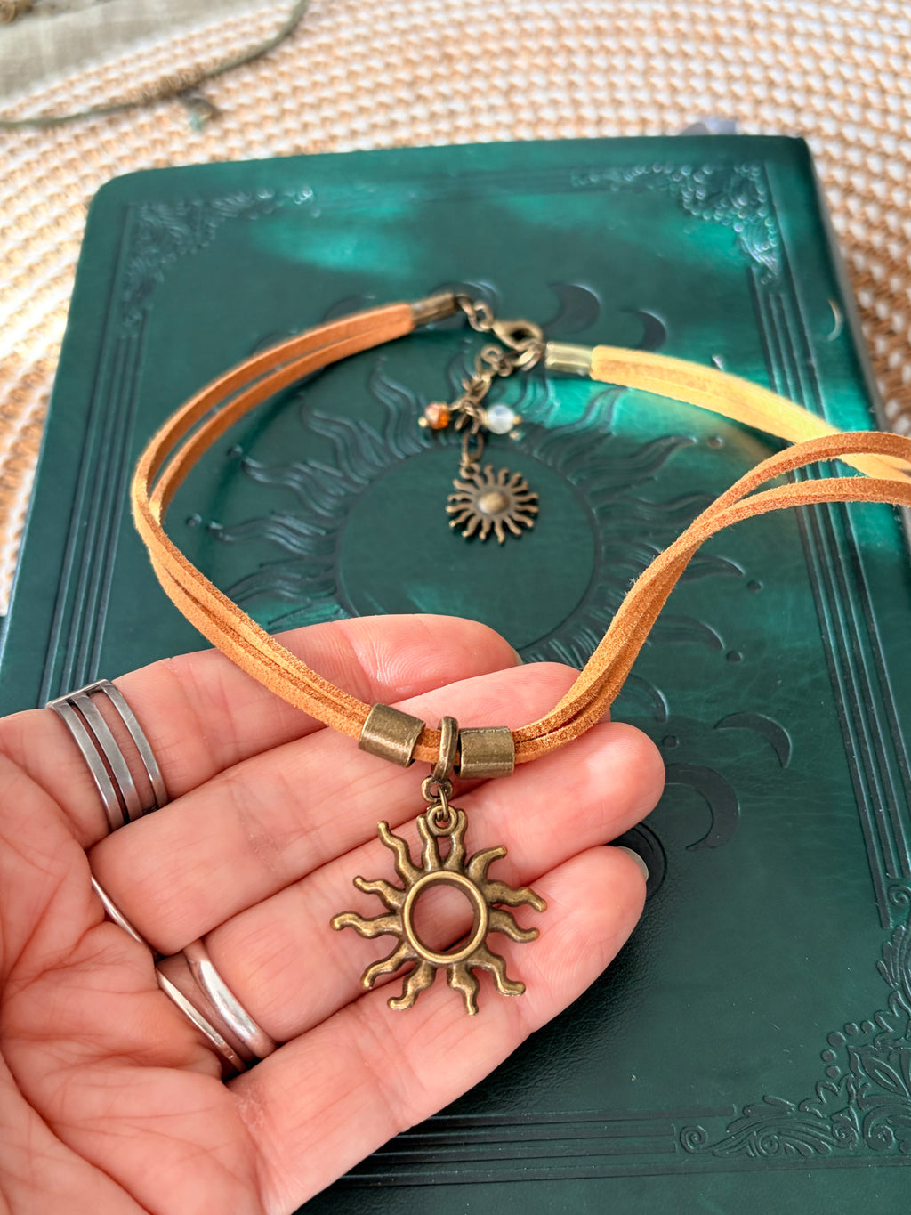 Choker boho ze słońcem i kamieniem w ciepłym odcieniu