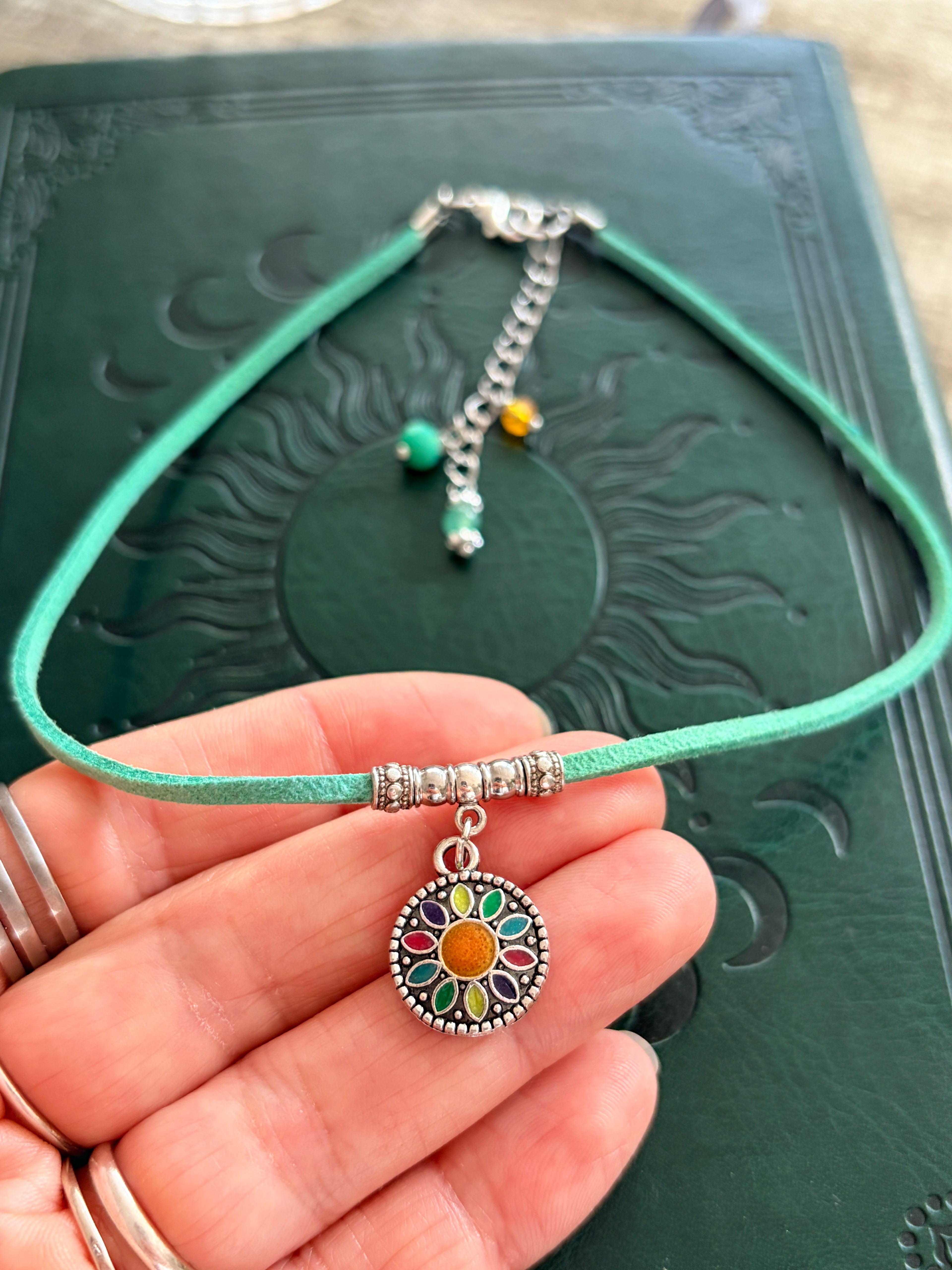 Wiosenny choker z kolorową mandalą – energia, radość i kolor 💚