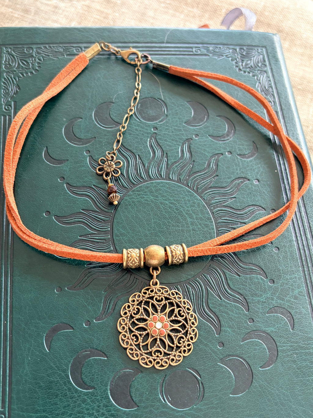 Choker boho z mandalą w ciepłym, ziemistym odcieniu