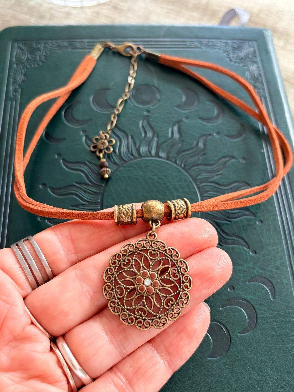 Choker boho z mandalą w ciepłym, ziemistym odcieniu