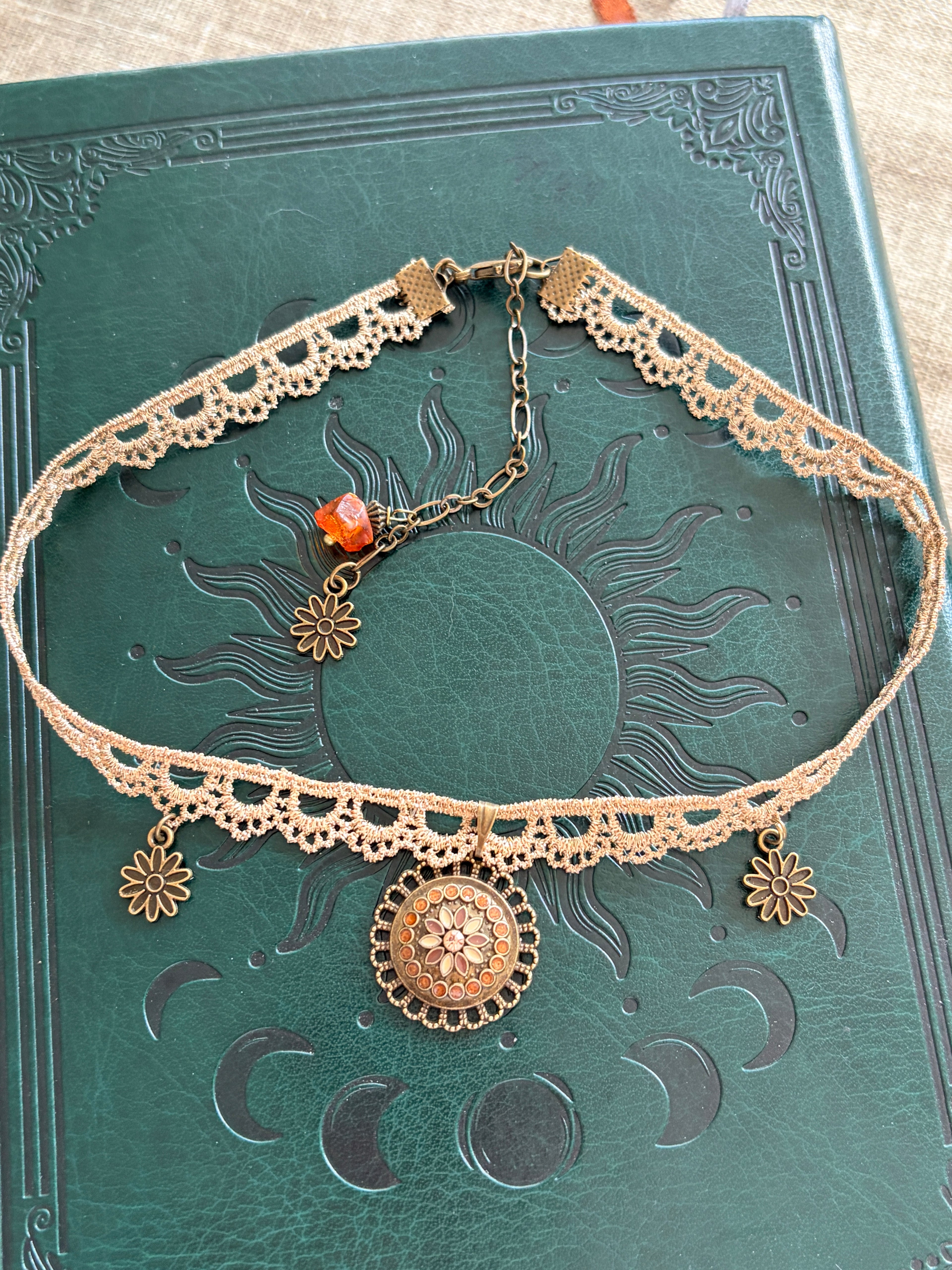 Choker na koronce beżowo-złotej z mandalą – subtelny styl boho vintage