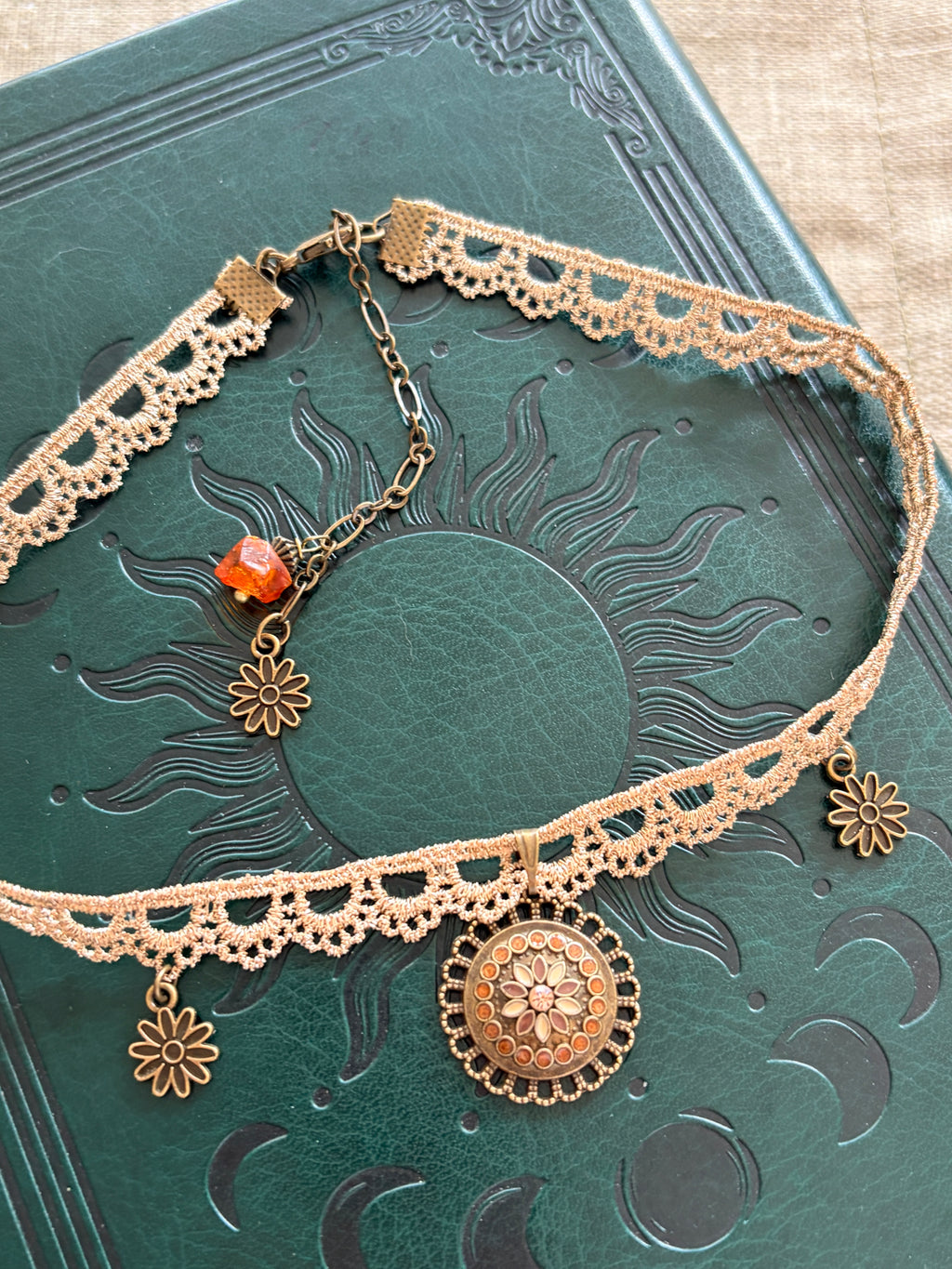 Choker na koronce beżowo-złotej z mandalą – subtelny styl boho vintage