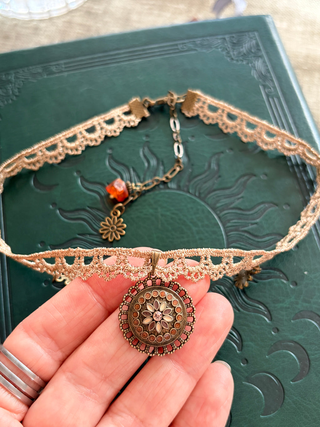 Choker na koronce beżowo-złotej z mandalą – subtelny styl boho vintage