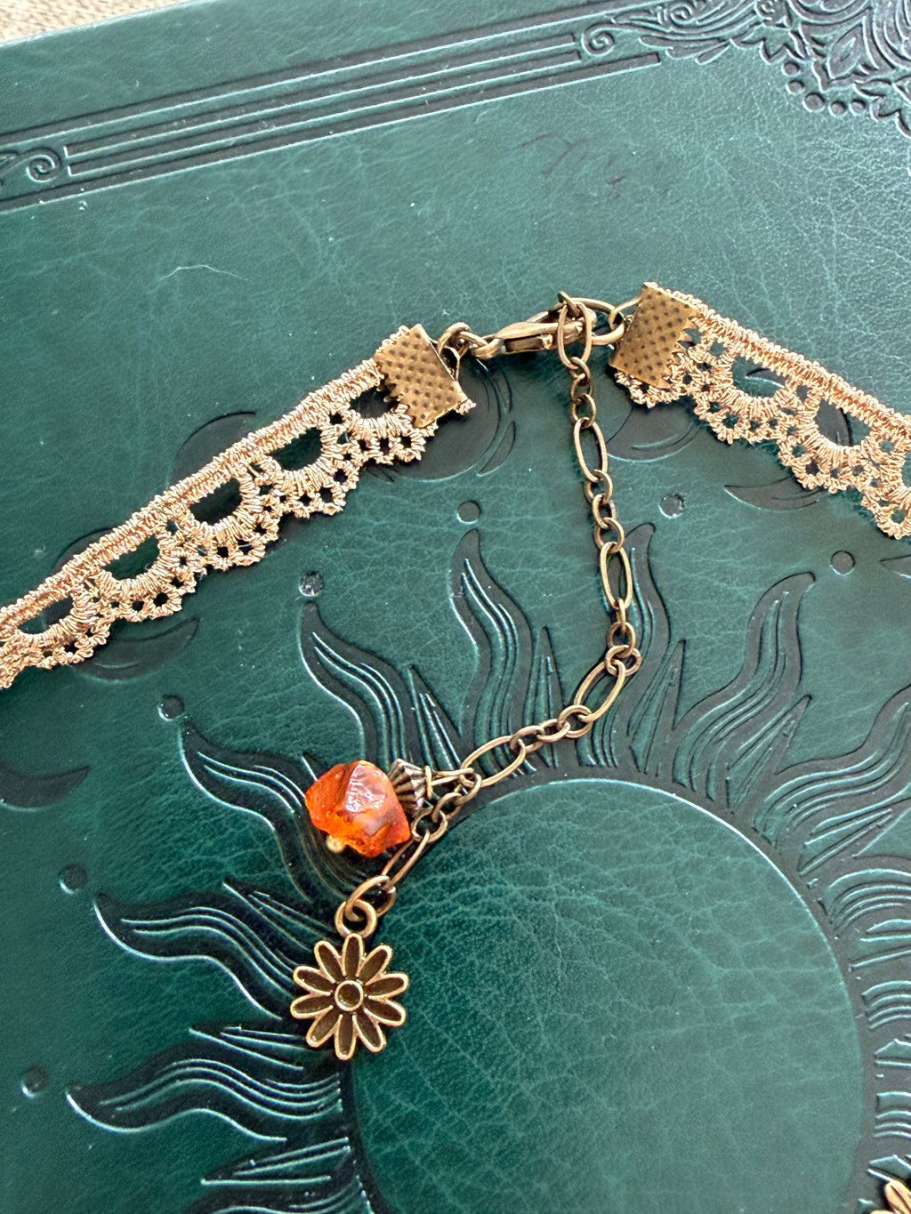 Choker na koronce beżowo-złotej z mandalą – subtelny styl boho vintage