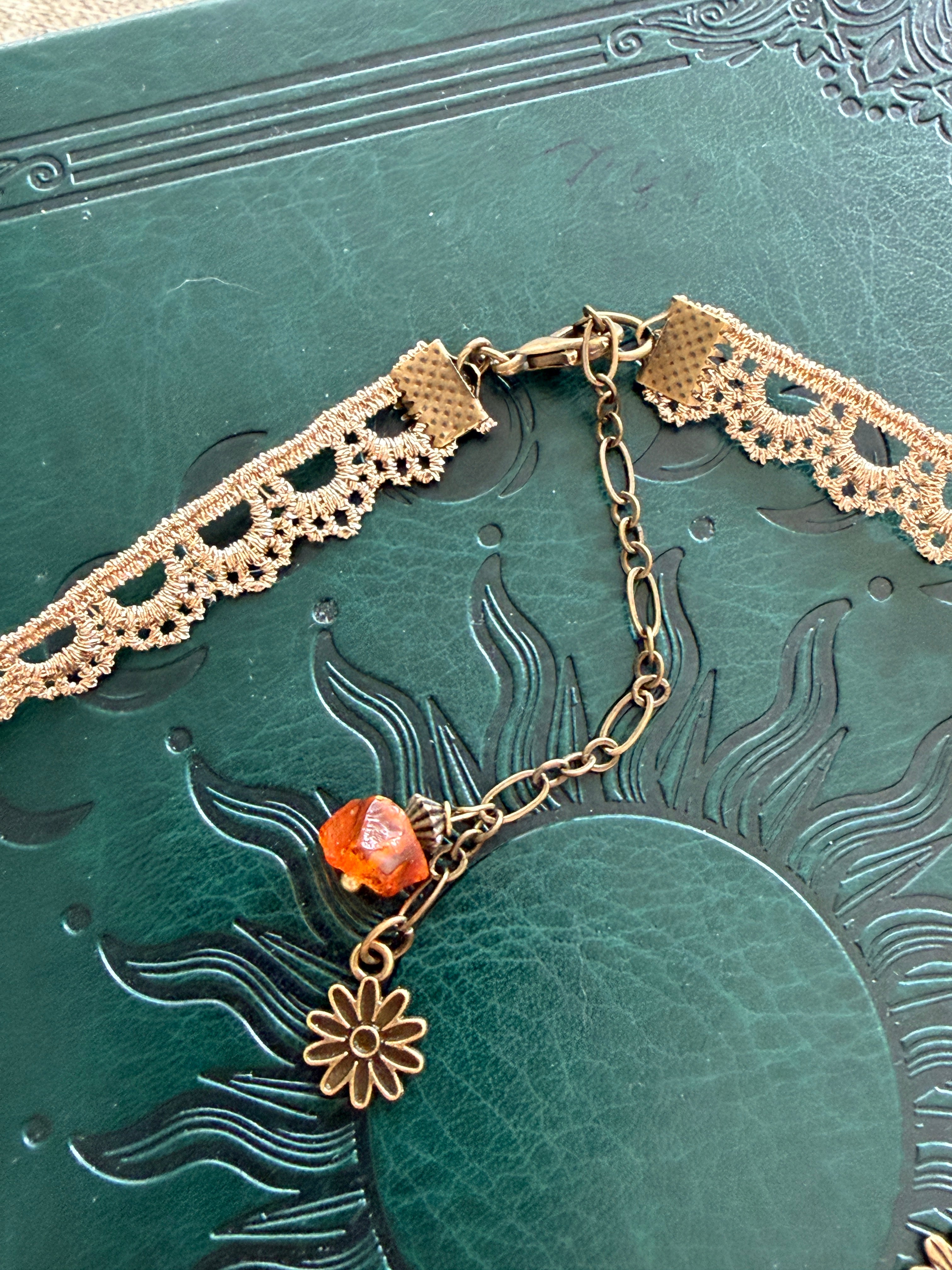 Choker na koronce beżowo-złotej z mandalą – subtelny styl boho vintage