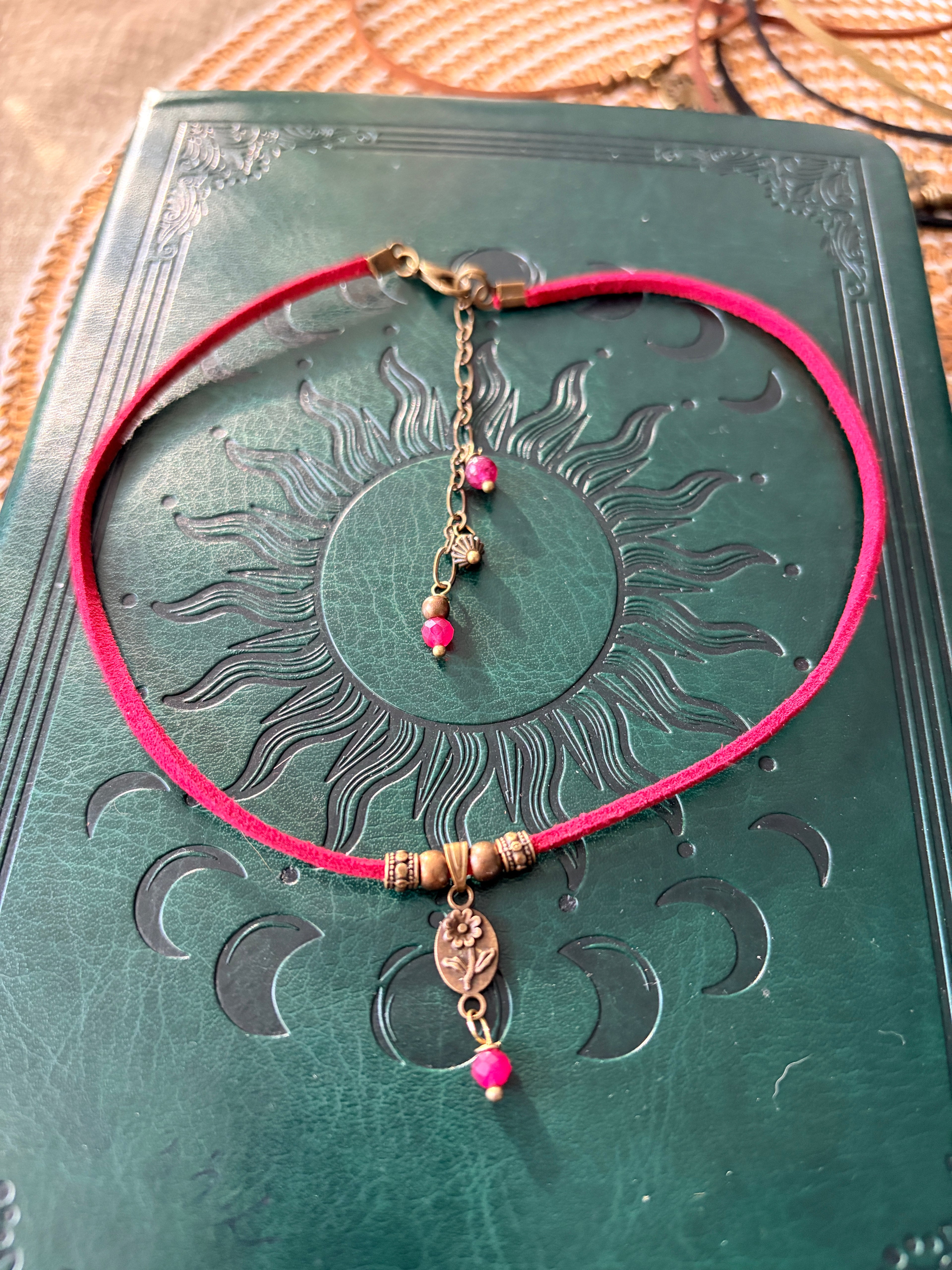 Choker z granatem – subtelny talizman energii ❤️