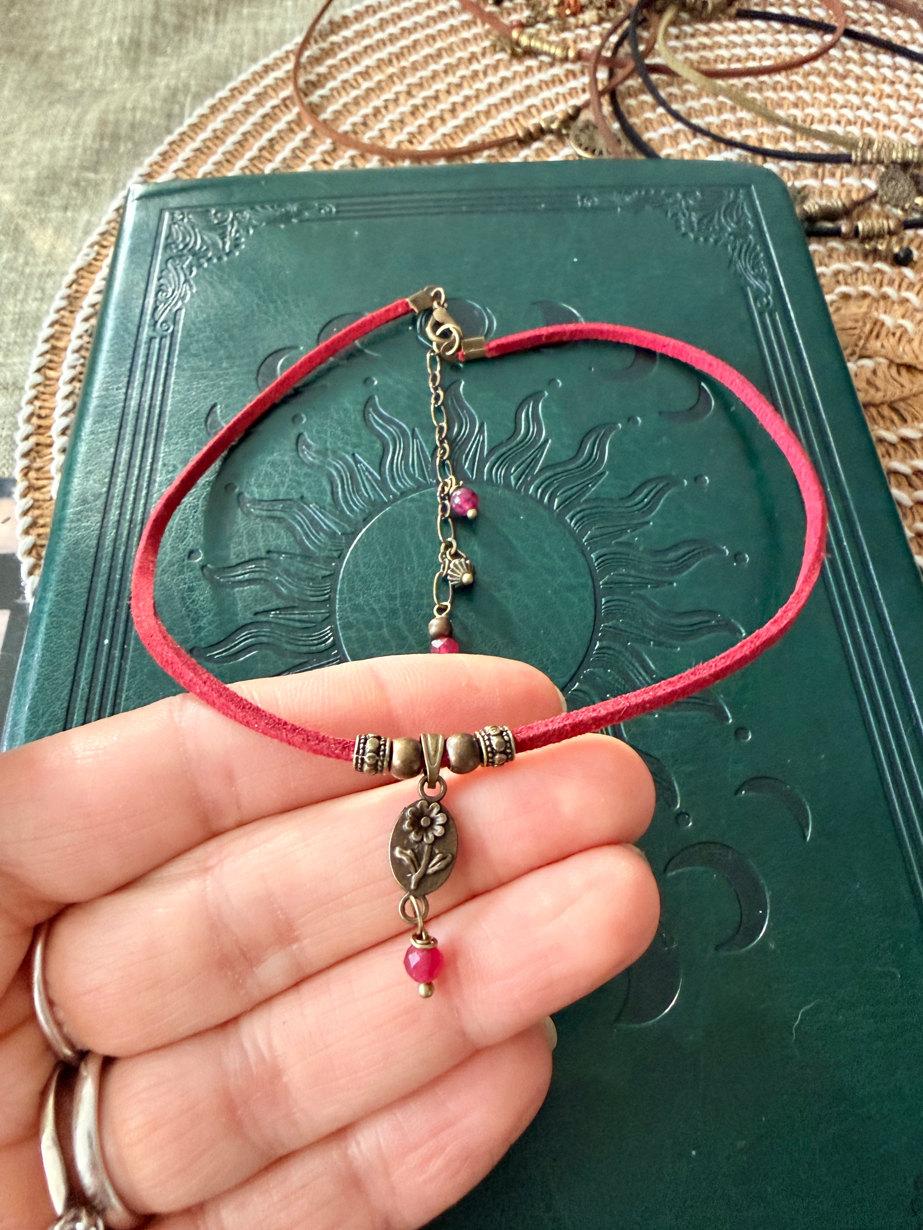 Choker z granatem – subtelny talizman energii ❤️
