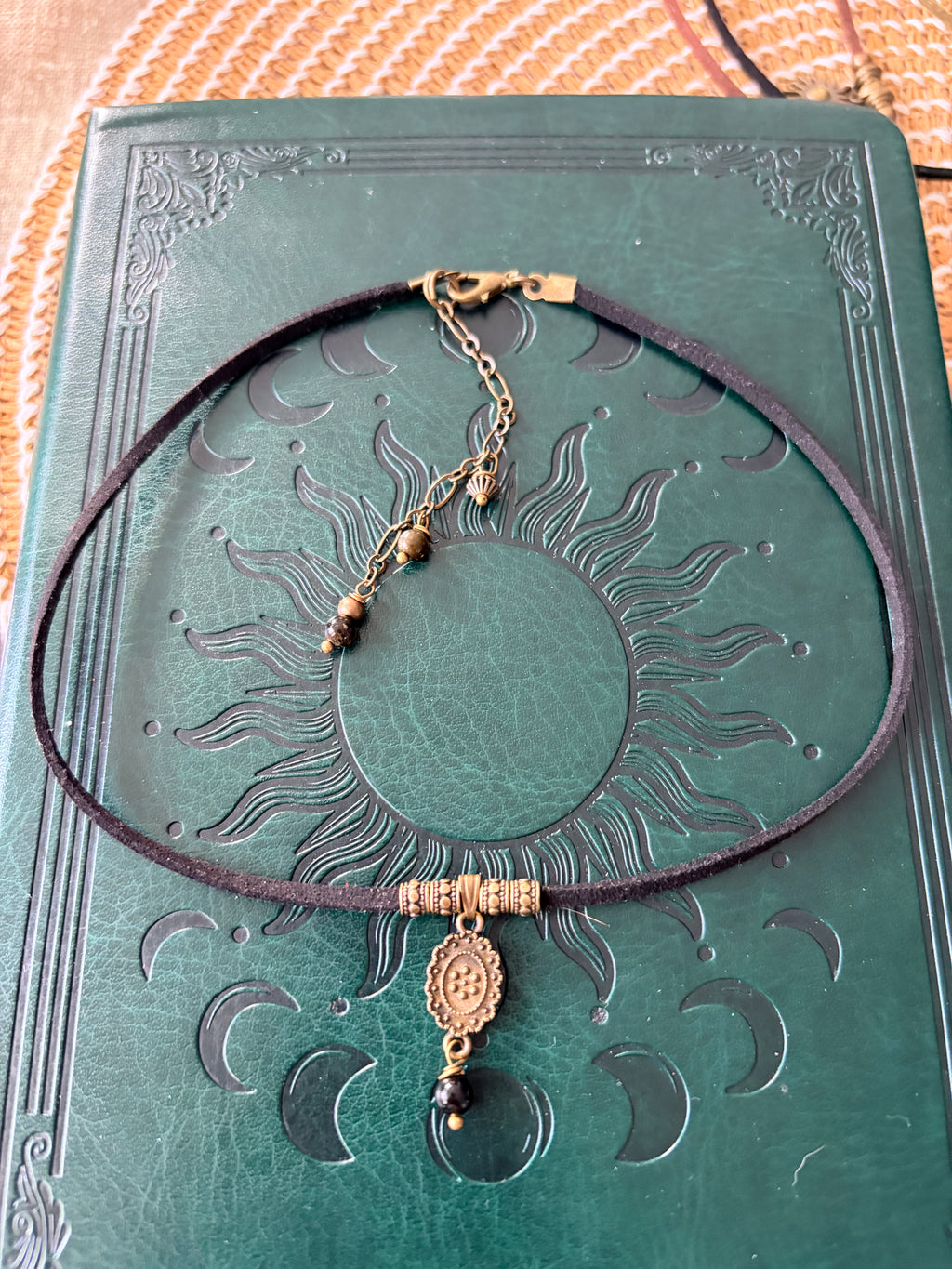 Choker z czarnym turmalinem – subtelna moc natury 🖤