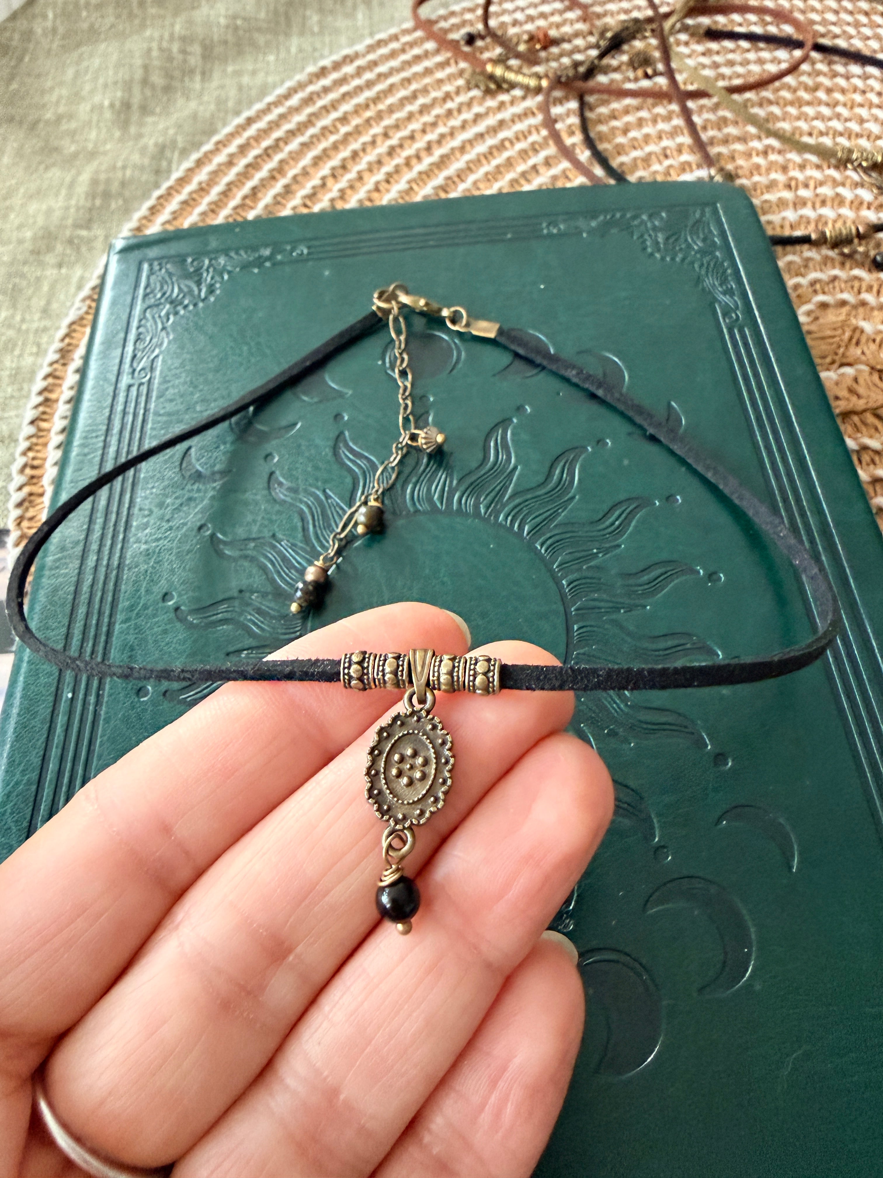 Choker z czarnym turmalinem – subtelna moc natury 🖤