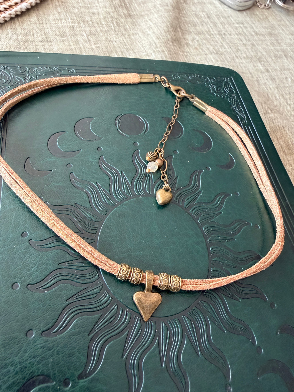 Choker z sercem na polyskujacym rzemyku. Coś dla miłości i duszy. 🤎🤎🤎