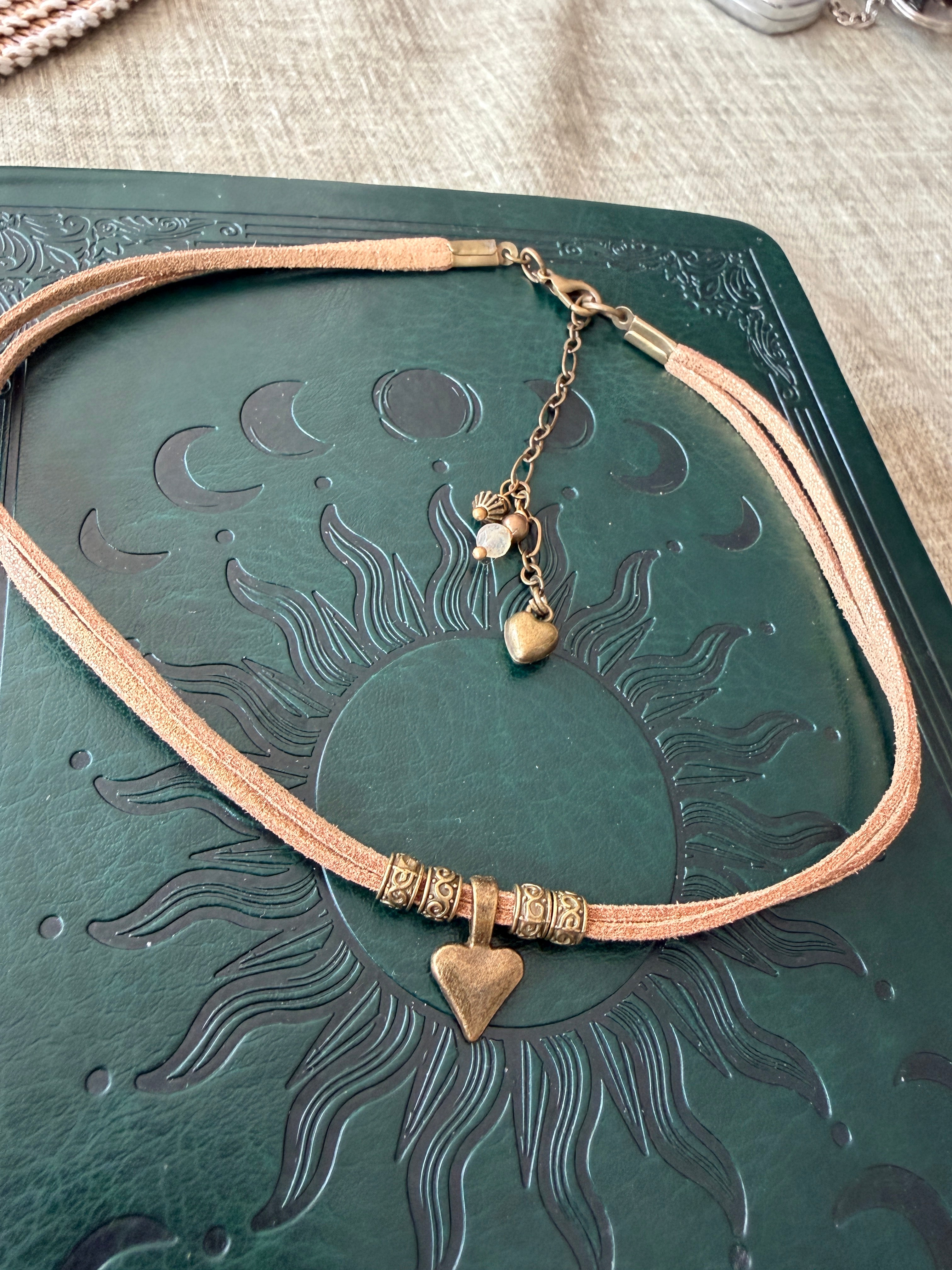 Choker z sercem na polyskujacym rzemyku. Coś dla miłości i duszy. 🤎🤎🤎