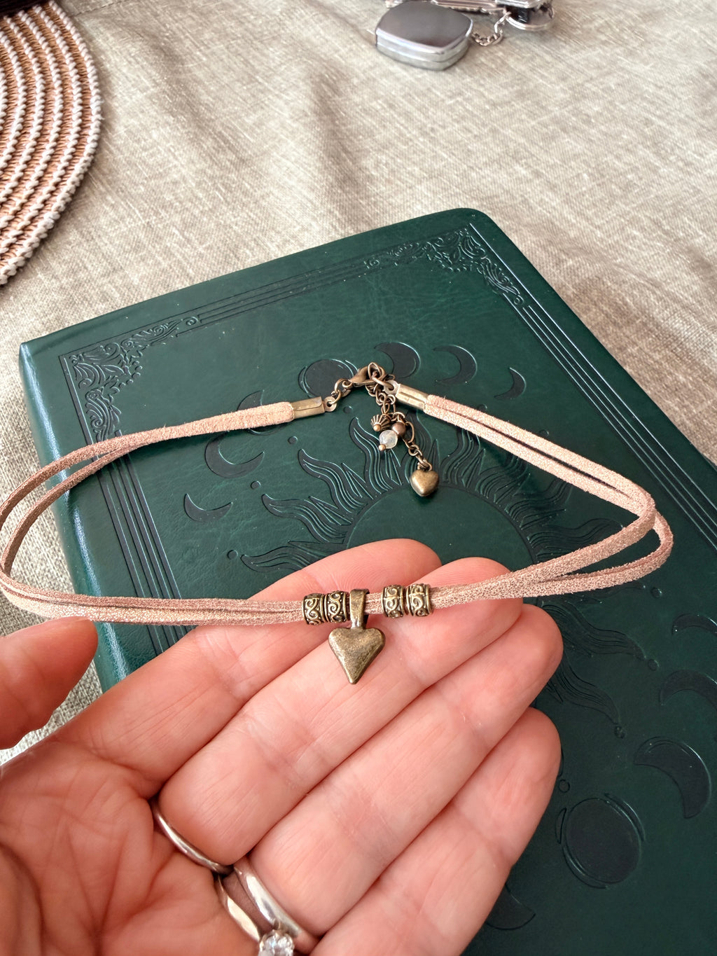 Choker z sercem na polyskujacym rzemyku. Coś dla miłości i duszy. 🤎🤎🤎