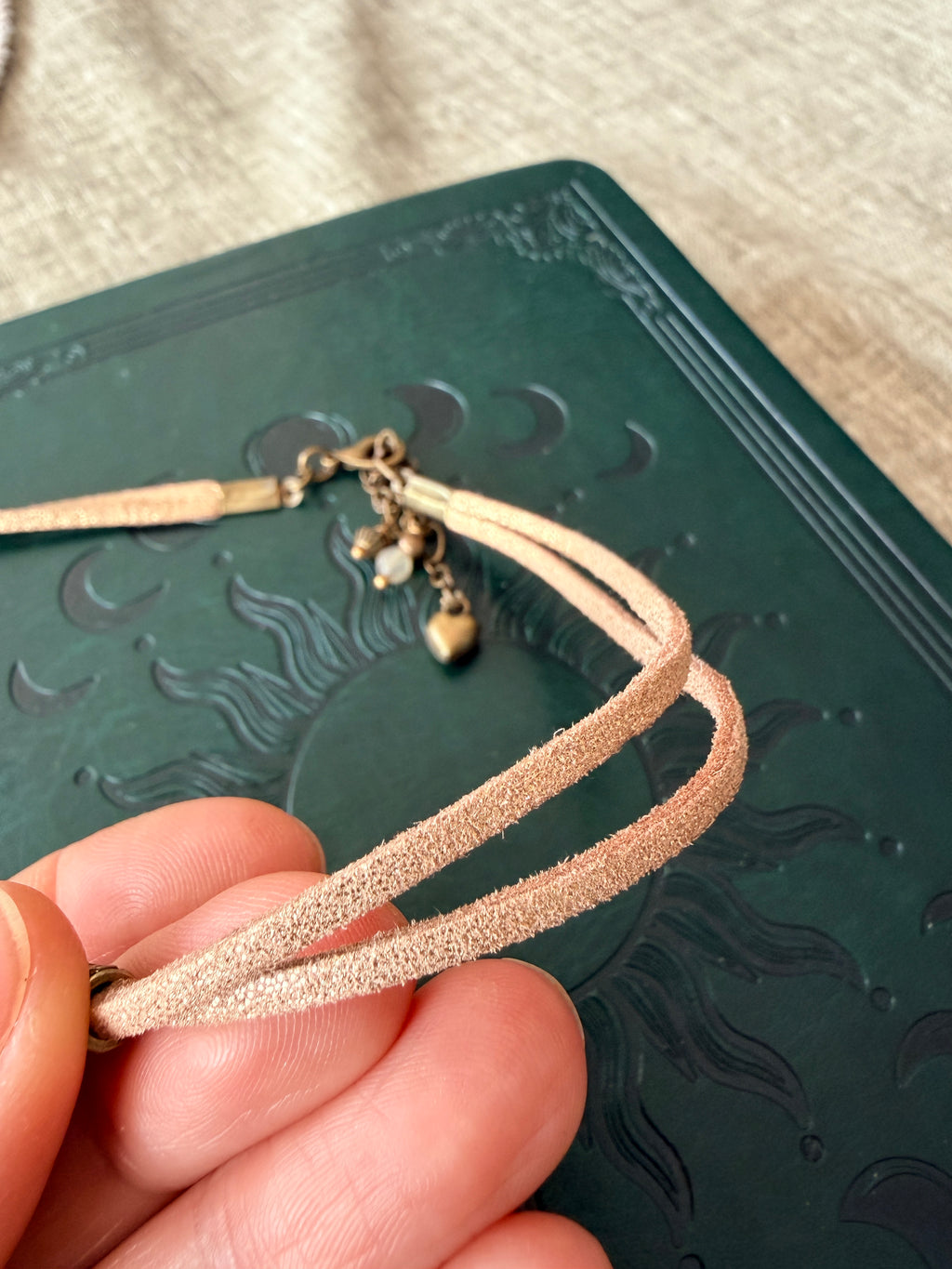 Choker z sercem na polyskujacym rzemyku. Coś dla miłości i duszy. 🤎🤎🤎