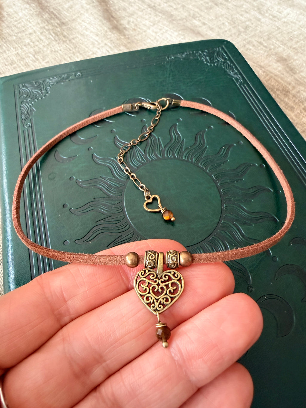 ✨Ażurowe serce z czekoladowym agatem. Ciepło natury zamknięte w małym talizmanie…