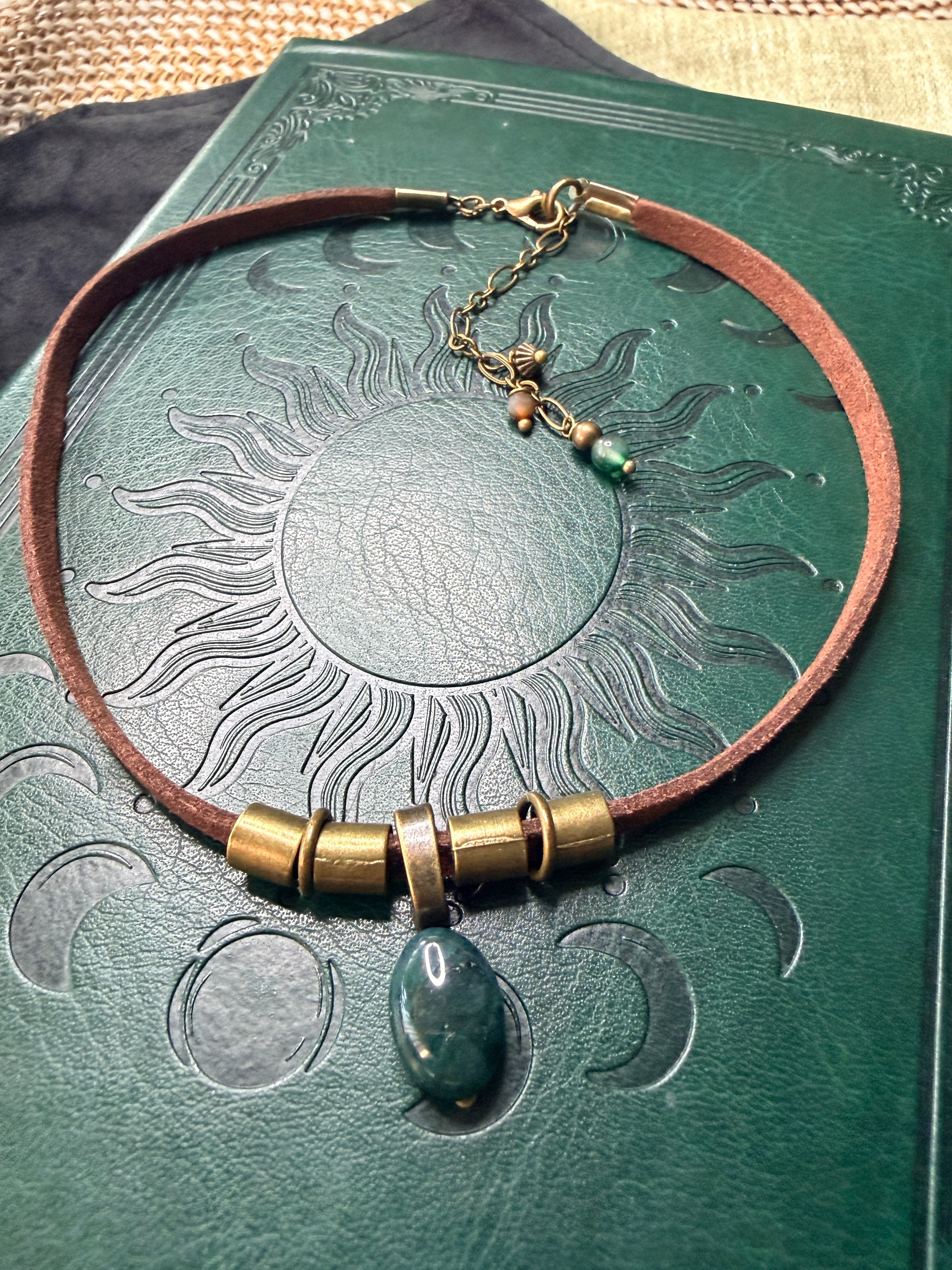 Ten choker to mały fragment natury agat mchowy zamknięty w formie biżuterii 🌿