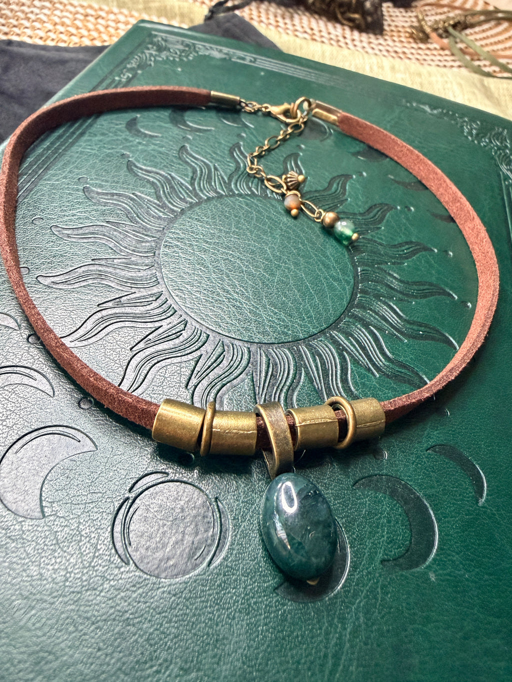 Ten choker to mały fragment natury agat mchowy zamknięty w formie biżuterii 🌿