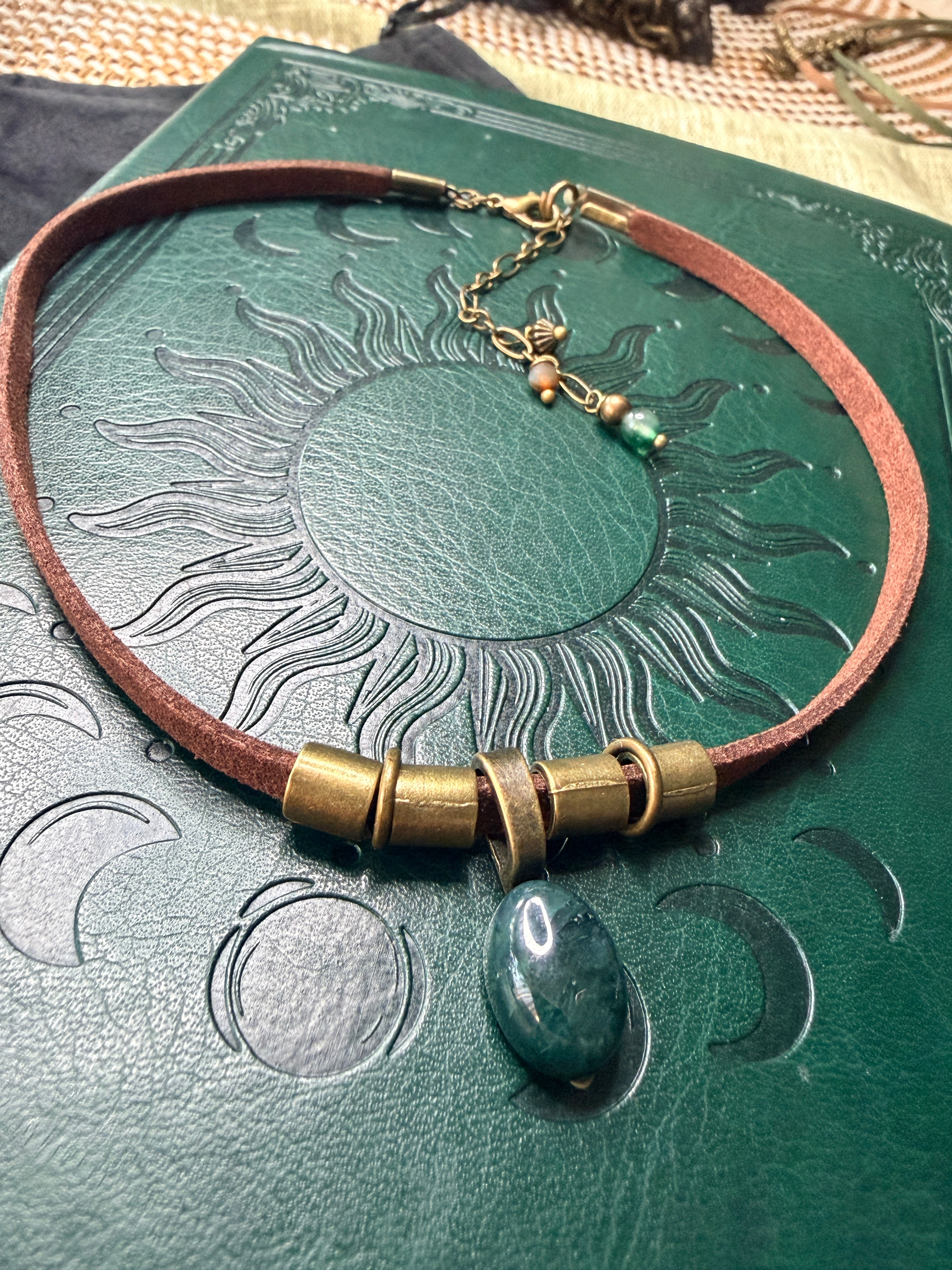 Ten choker to mały fragment natury agat mchowy zamknięty w formie biżuterii 🌿