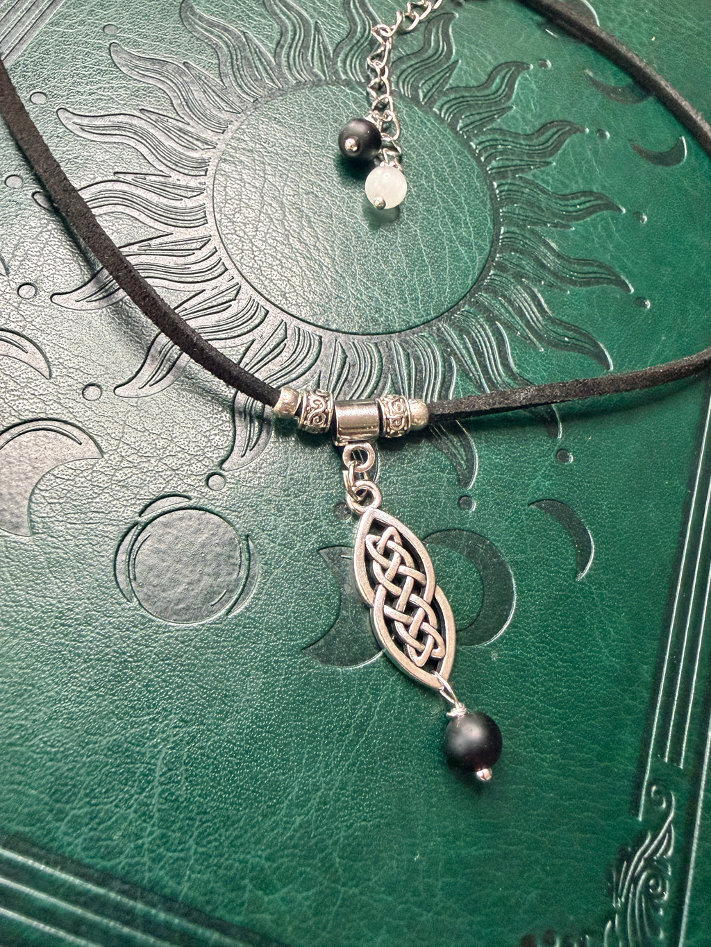 ✨ Choker z węzłem i matowym czarnym agatem – talizman ochrony i harmonii ✨