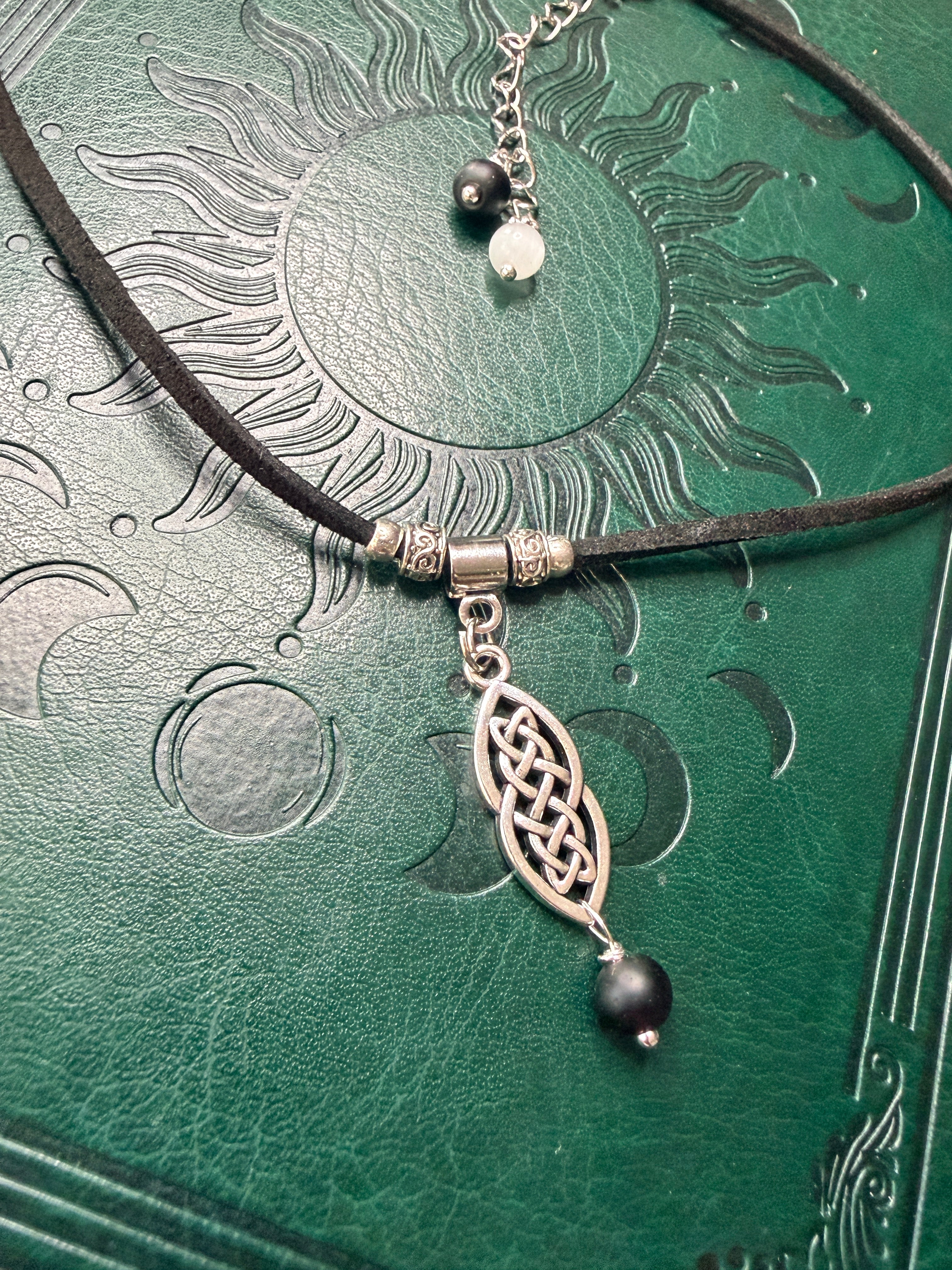 ✨ Choker z węzłem i matowym czarnym agatem – talizman ochrony i harmonii ✨