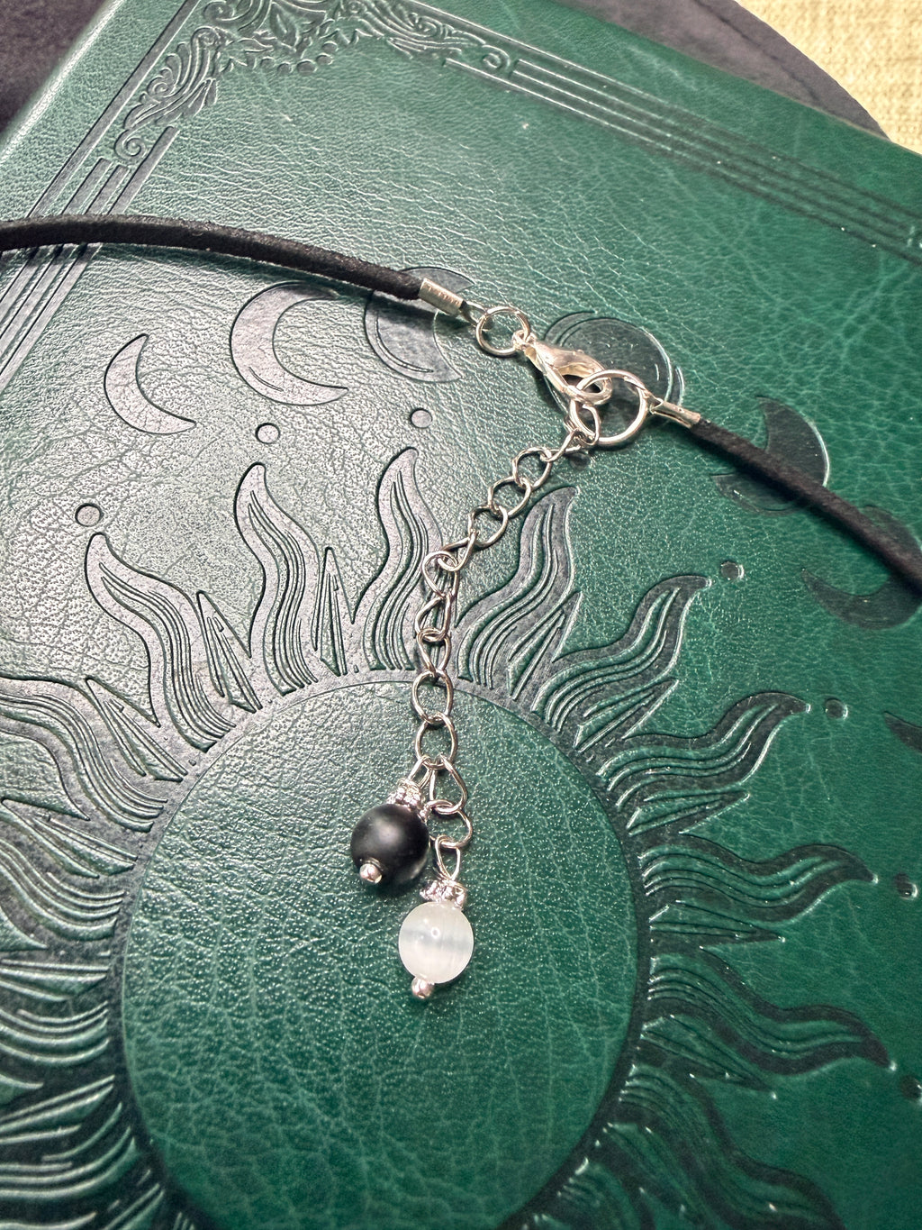 ✨ Choker z węzłem i matowym czarnym agatem – talizman ochrony i harmonii ✨