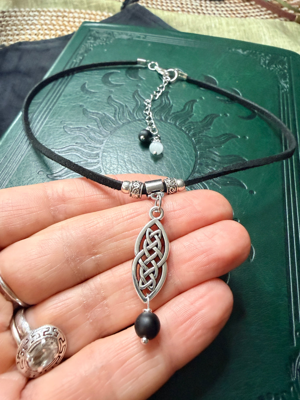 ✨ Choker z węzłem i matowym czarnym agatem – talizman ochrony i harmonii ✨