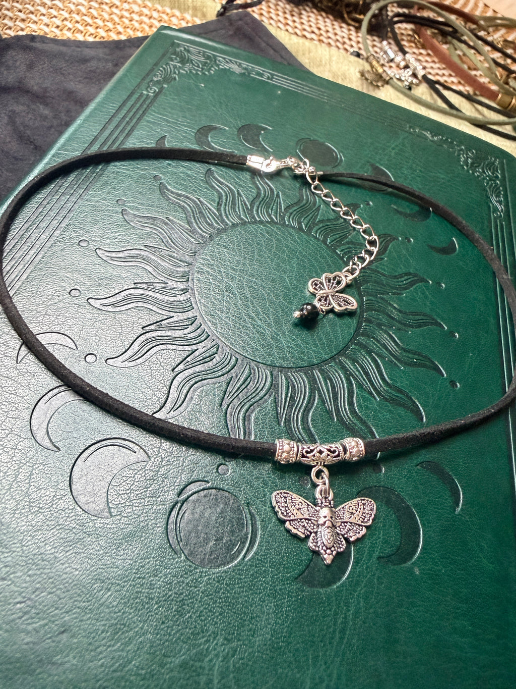 Ten choker z małym nocnym motylem ma w sobie coś z cichej magii nocy… 🌙