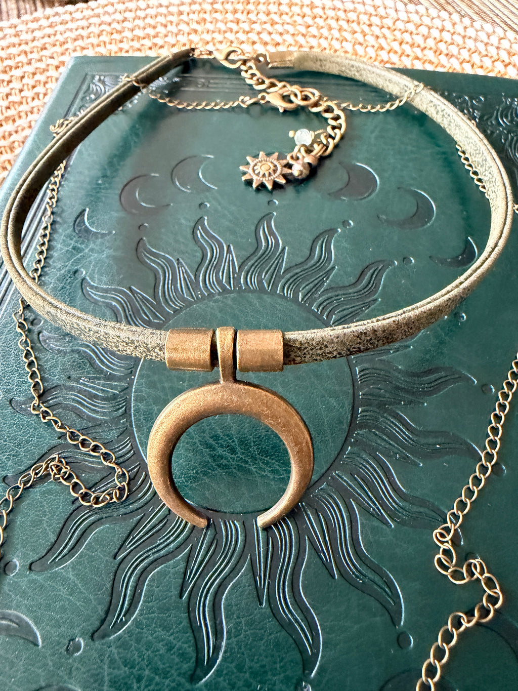 Choker boho lunula + naszyjnik ćma | zestaw vintage gothic