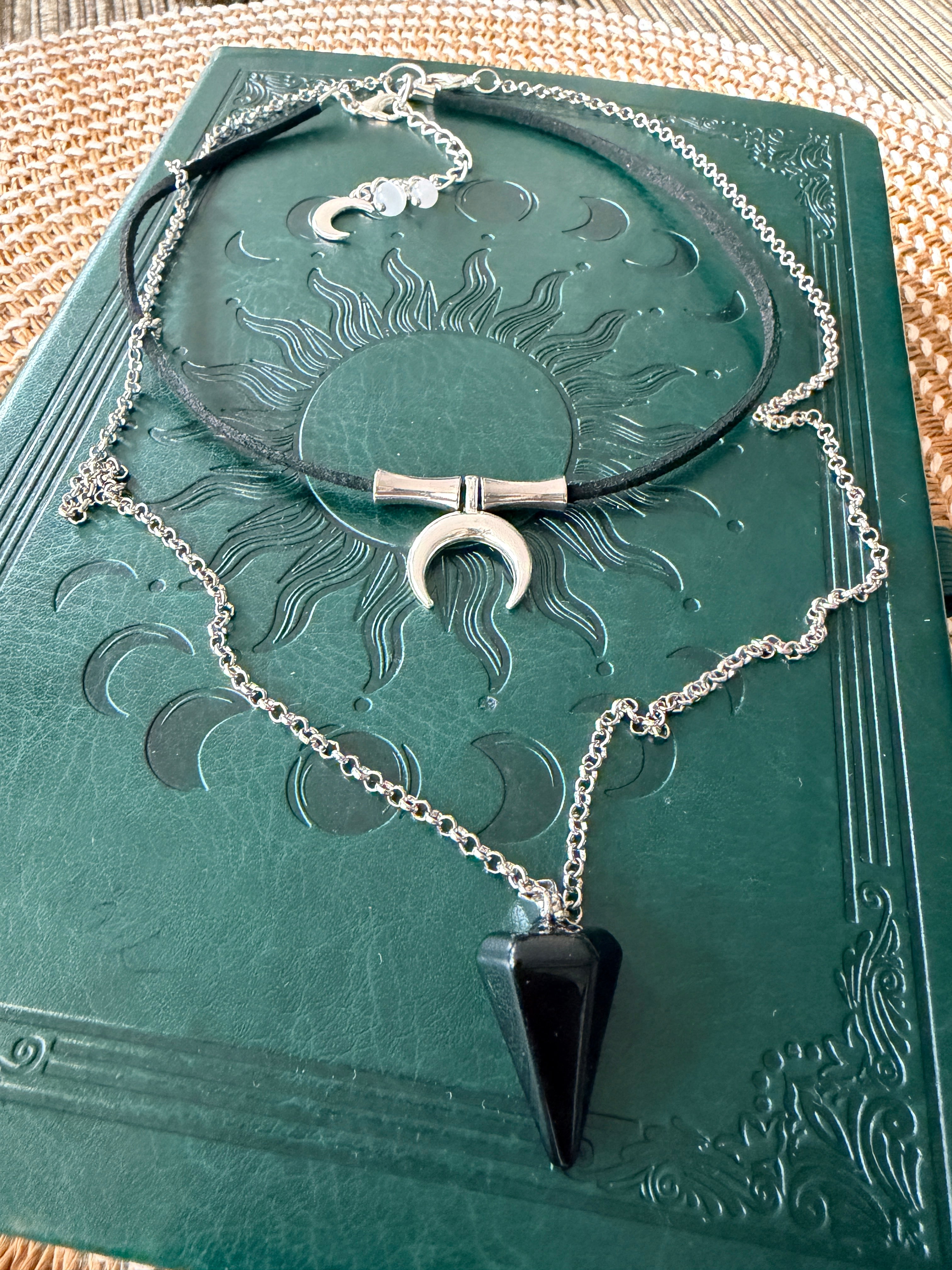 Lunula i Turmalin – Amulet Ochrony.