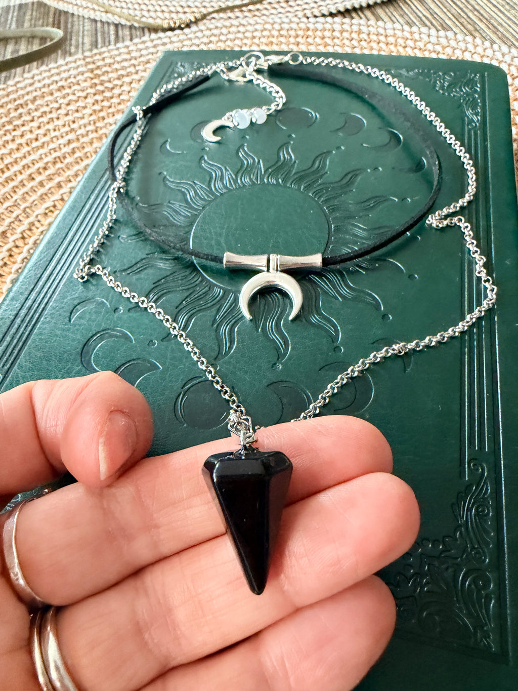 Lunula i Turmalin – Amulet Ochrony.