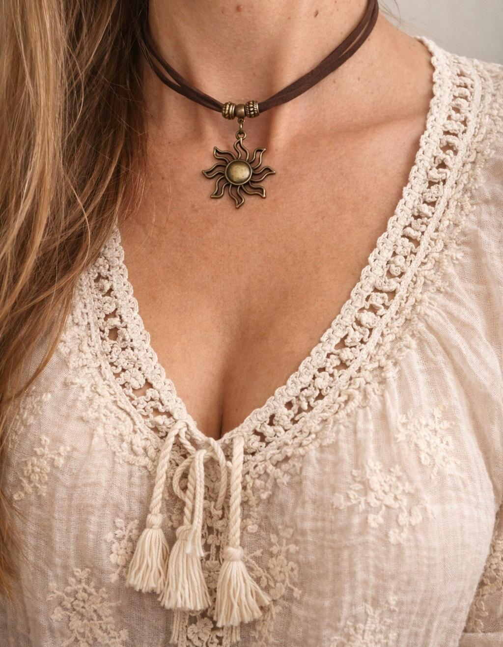 ✨ Choker „Ziemskie Słońce”  Talizman światła zakorzenionego w naturze.